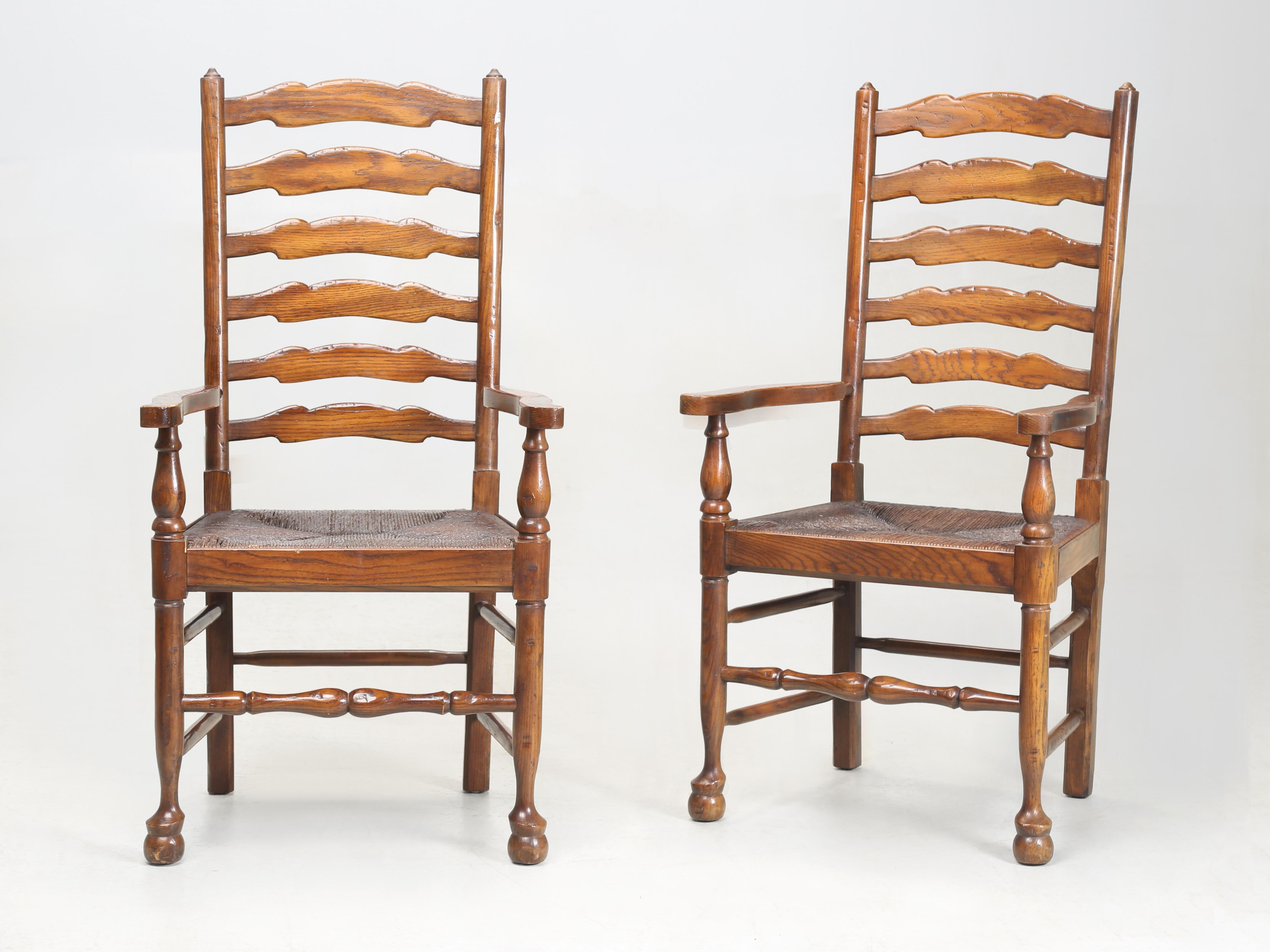 Vintage Set (10) Chaises de salle à manger en Oak massif avec dossier éclairant et sièges en jonc c1970's en vente 5