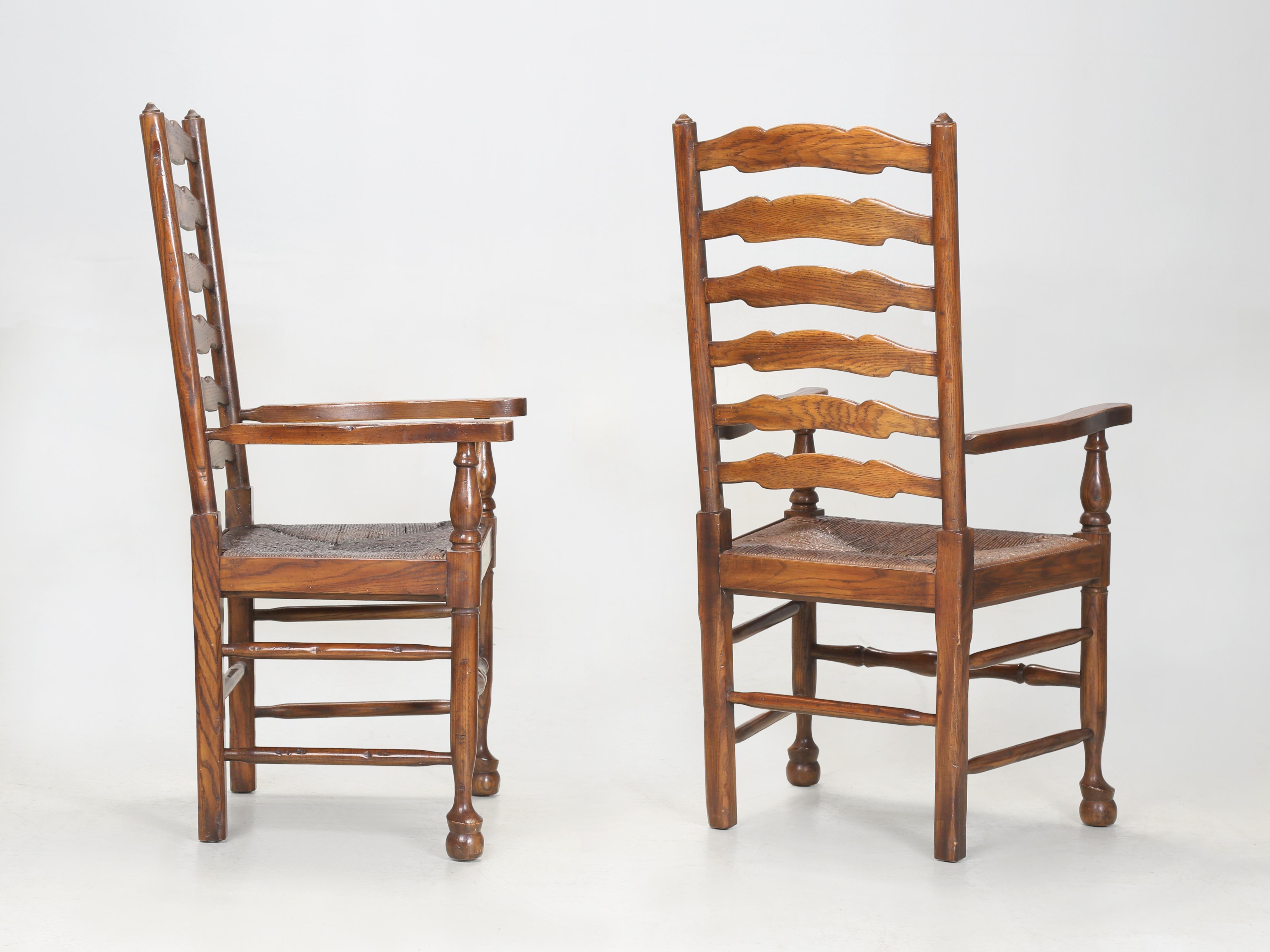 Vintage Set (10) Chaises de salle à manger en Oak massif avec dossier éclairant et sièges en jonc c1970's en vente 6