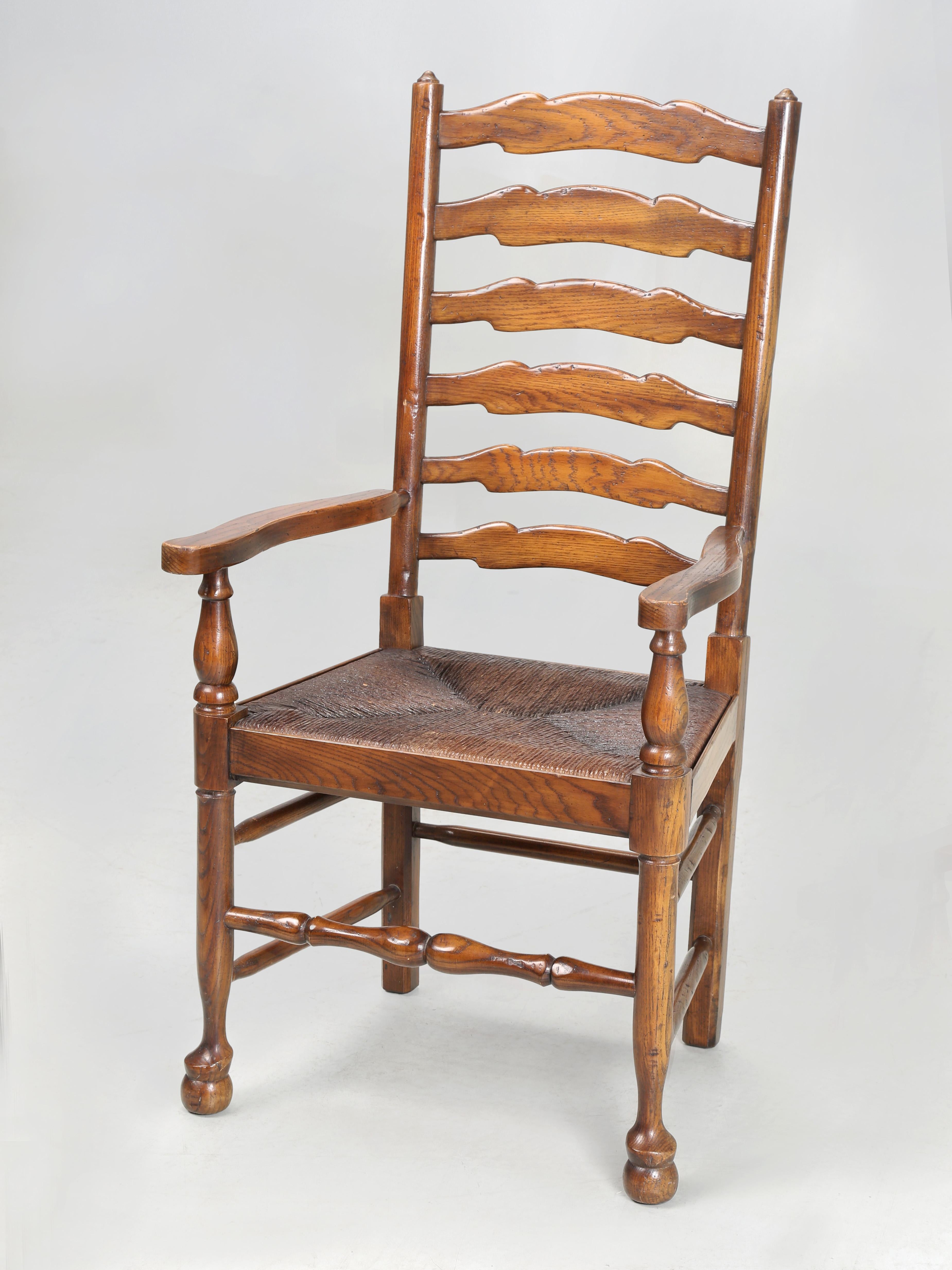 Vintage Set (10) Chaises de salle à manger en Oak massif avec dossier éclairant et sièges en jonc c1970's en vente 7
