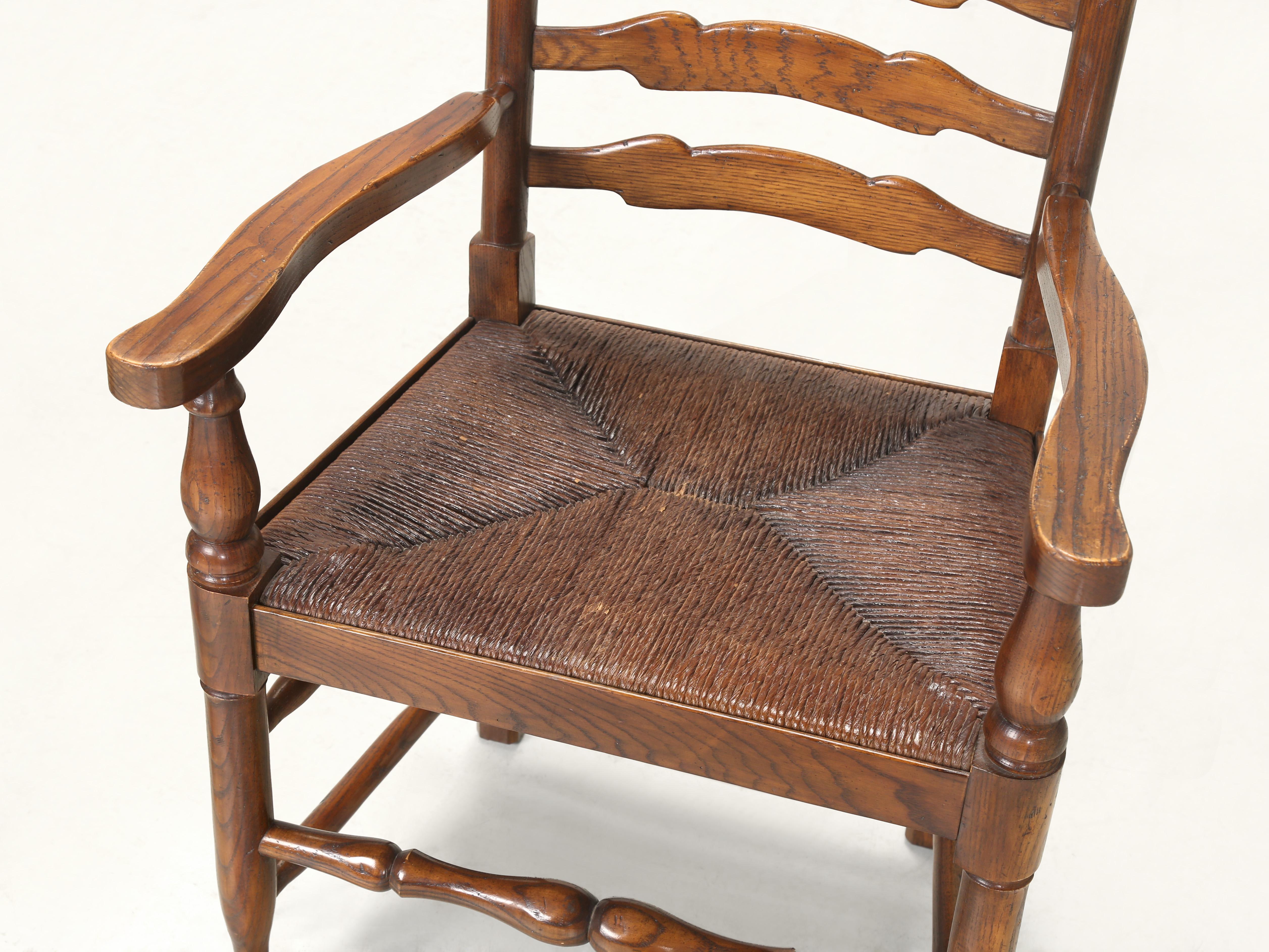 Vintage Set (10) Chaises de salle à manger en Oak massif avec dossier éclairant et sièges en jonc c1970's en vente 8