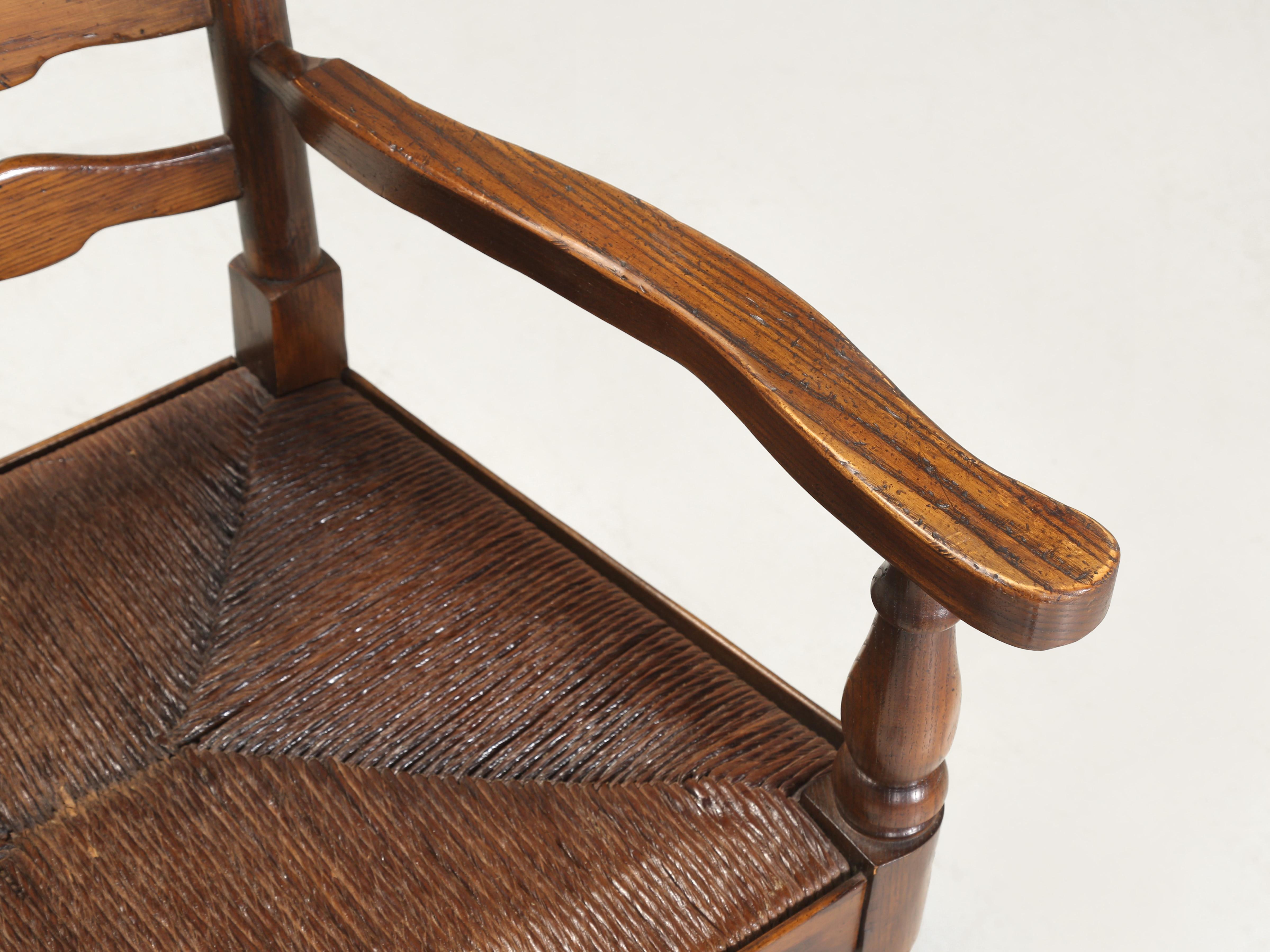 Vintage Set (10) Chaises de salle à manger en Oak massif avec dossier éclairant et sièges en jonc c1970's en vente 9