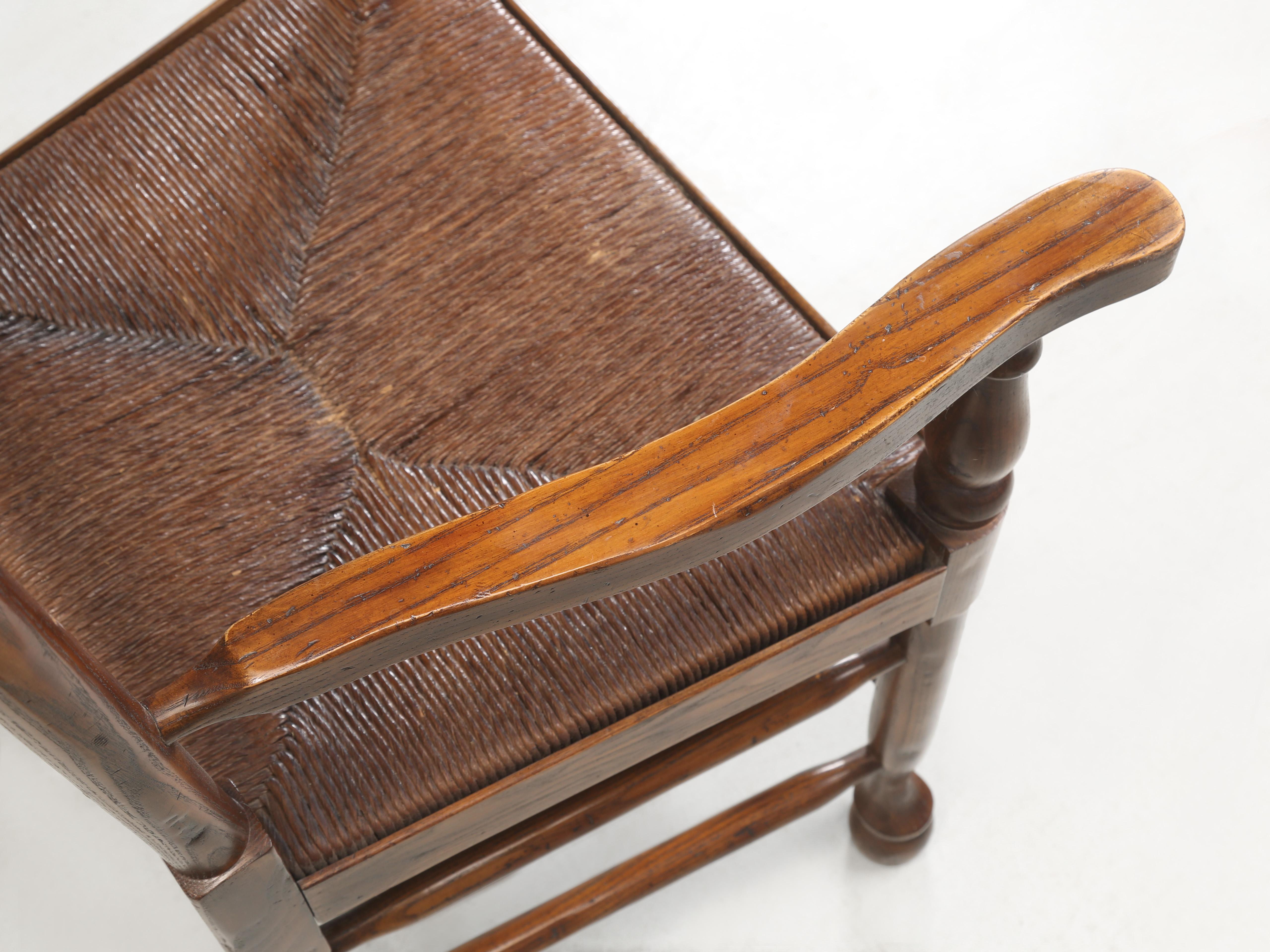 Vintage Set (10) Chaises de salle à manger en Oak massif avec dossier éclairant et sièges en jonc c1970's en vente 10