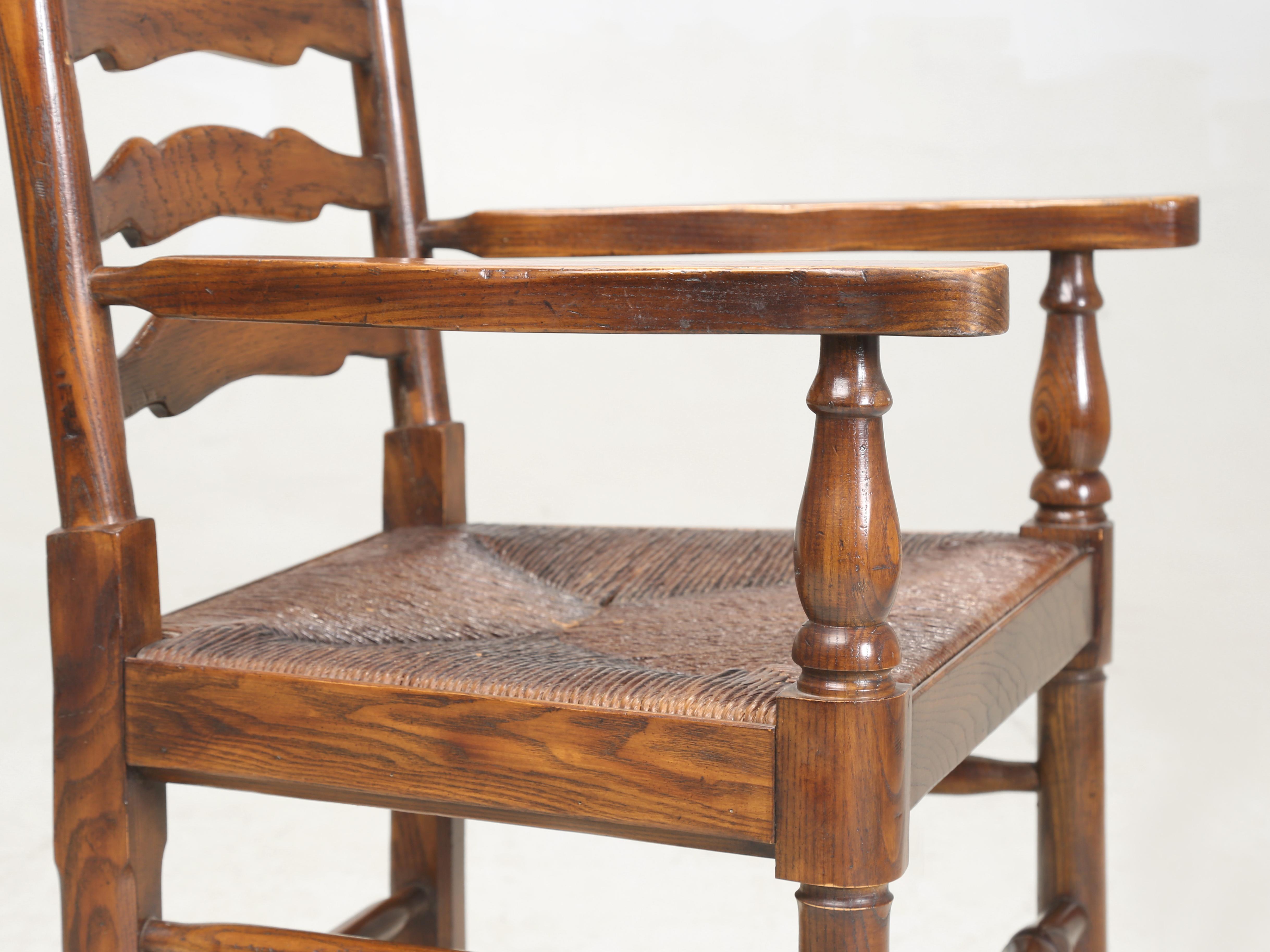 Vintage Set (10) Chaises de salle à manger en Oak massif avec dossier éclairant et sièges en jonc c1970's en vente 11