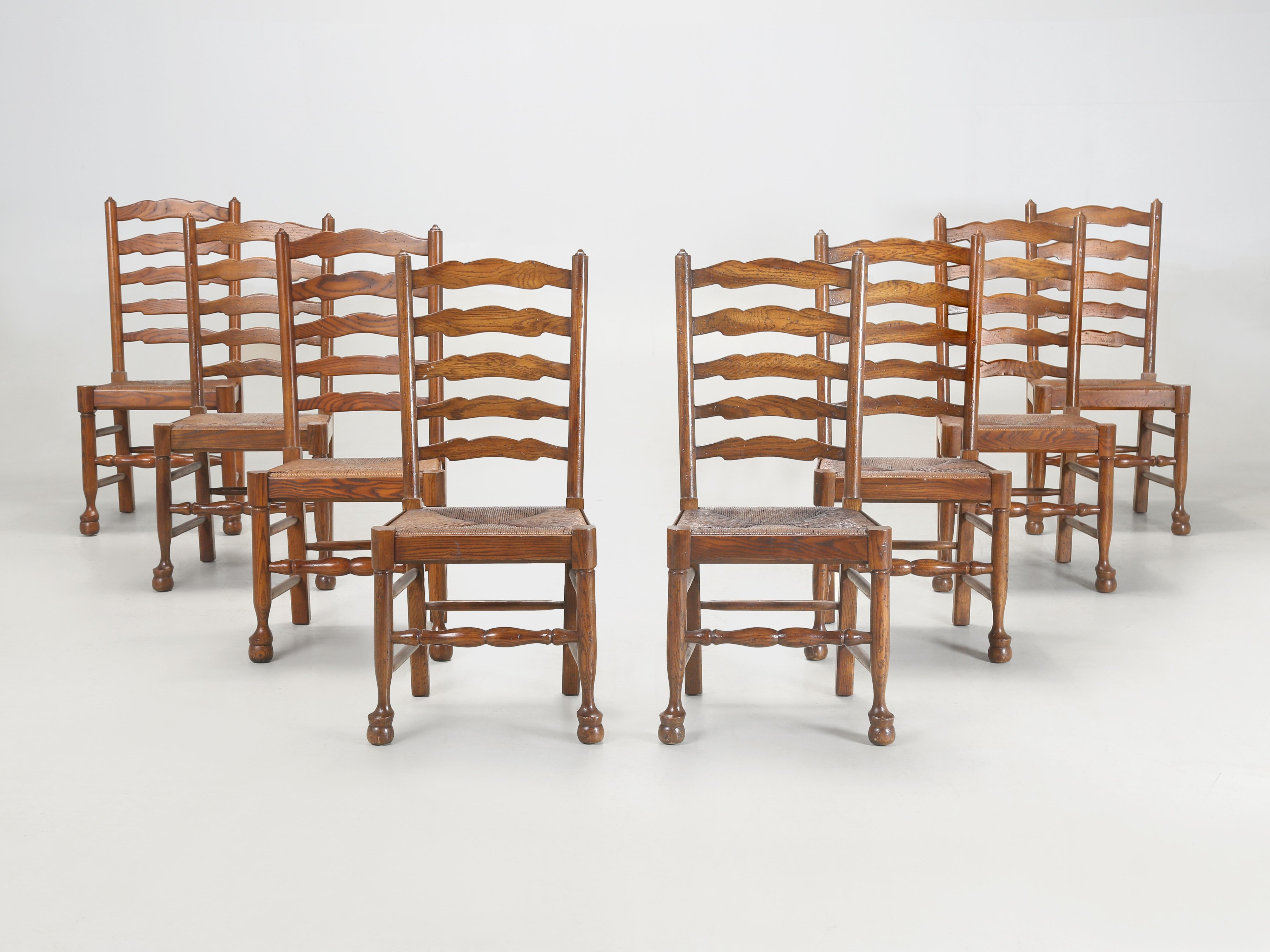Ensemble Vintage de (10) chaises de salle à manger communément appelé le style Lightning Back magnifiquement fabriqué en chêne massif avec des sièges en jonc confortables tissés à la main. Il n'est pas fréquent de pouvoir acheter des ensembles de