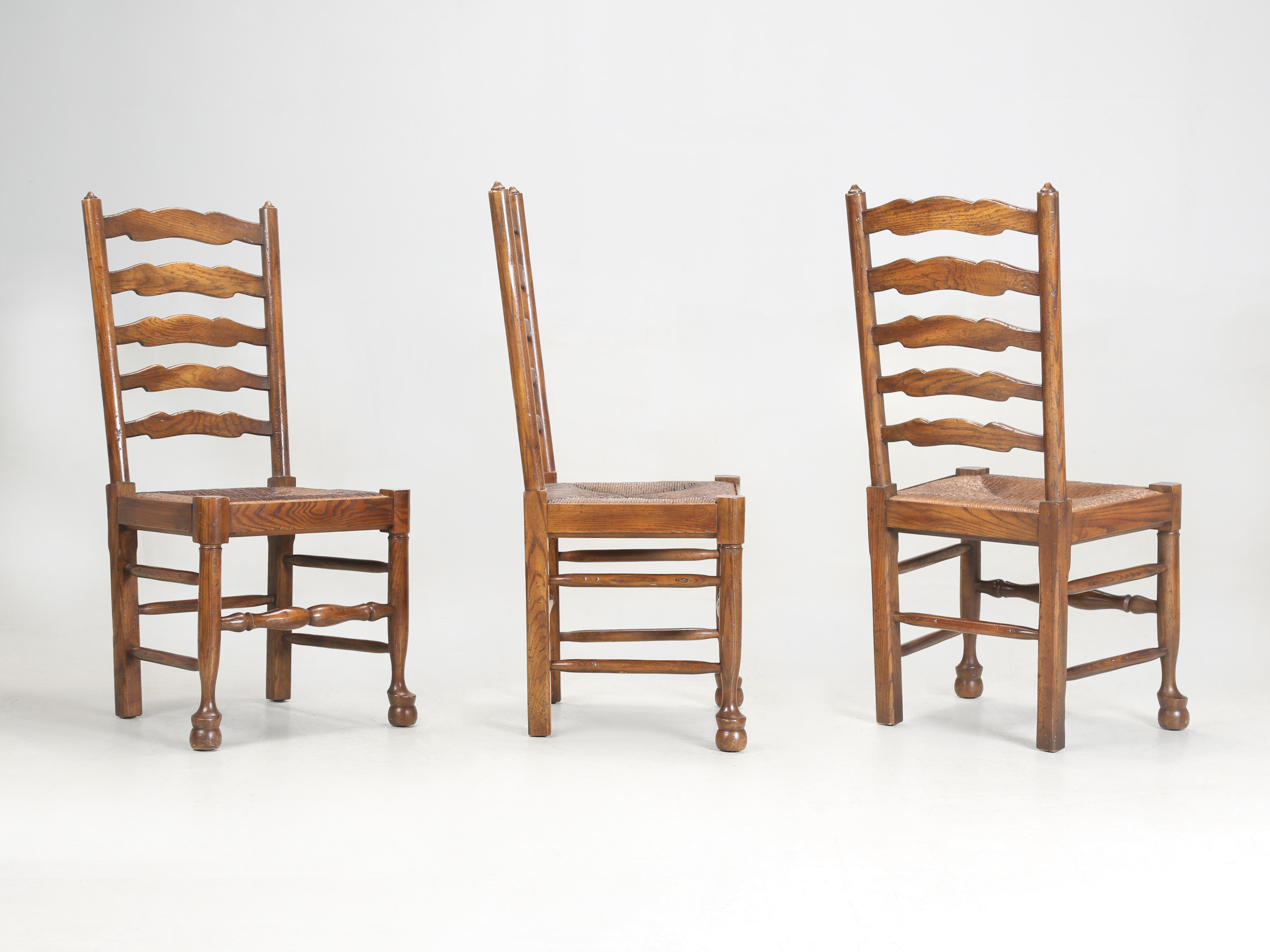 Country Vintage Set (10) Chaises de salle à manger en Oak massif avec dossier éclairant et sièges en jonc c1970's en vente