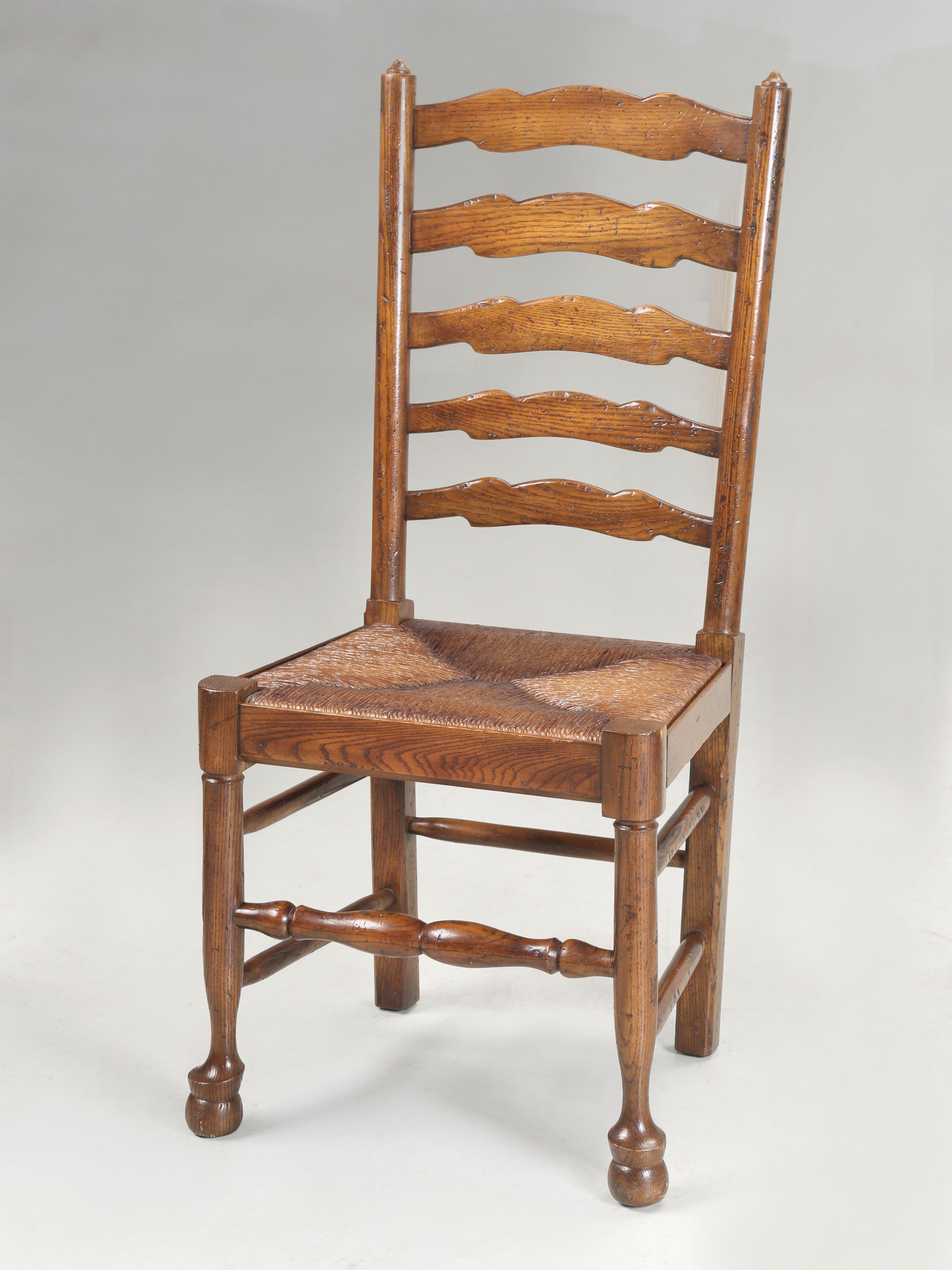 Inconnu Vintage Set (10) Chaises de salle à manger en Oak massif avec dossier éclairant et sièges en jonc c1970's en vente
