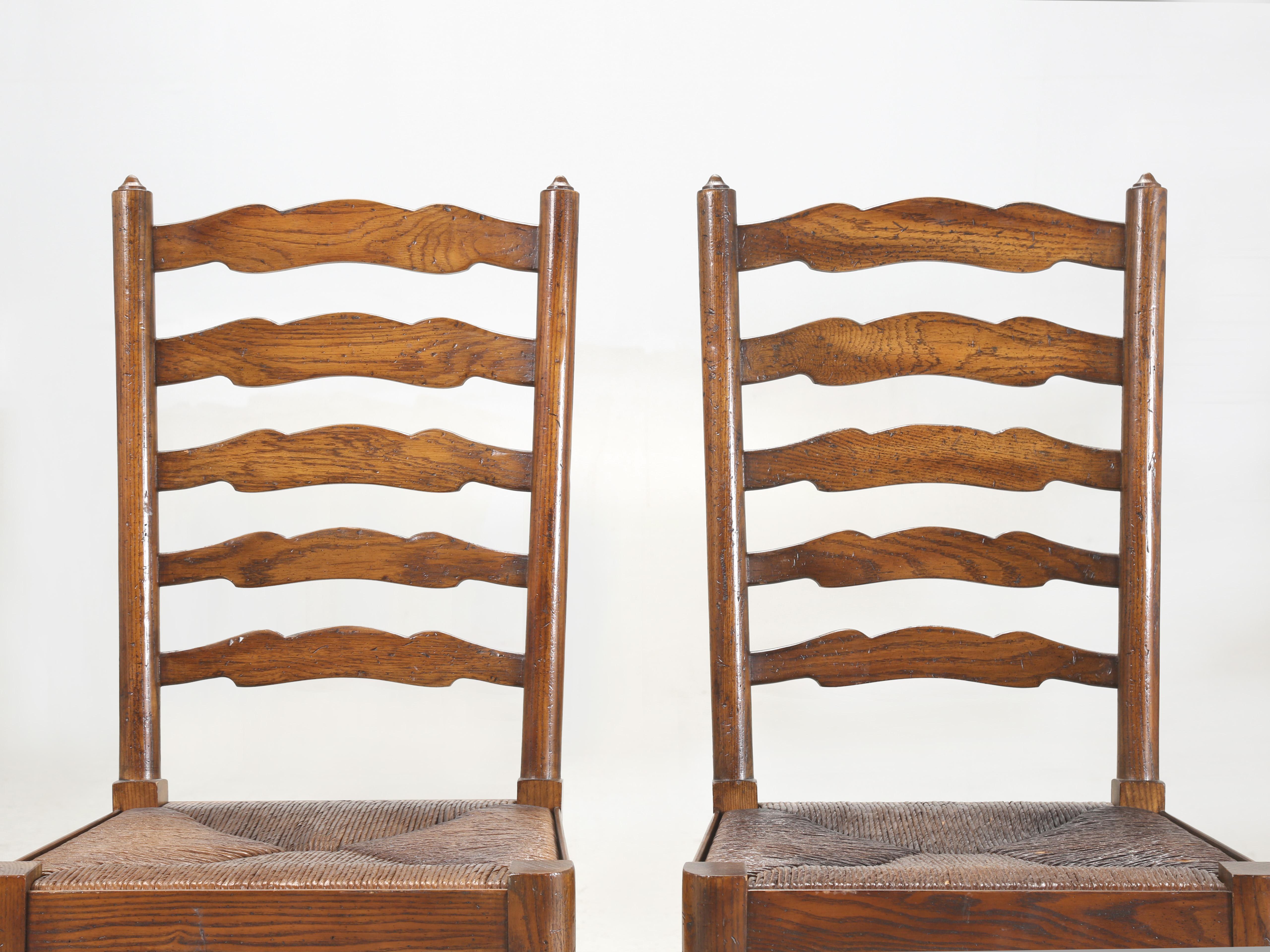 Fait main Vintage Set (10) Chaises de salle à manger en Oak massif avec dossier éclairant et sièges en jonc c1970's en vente