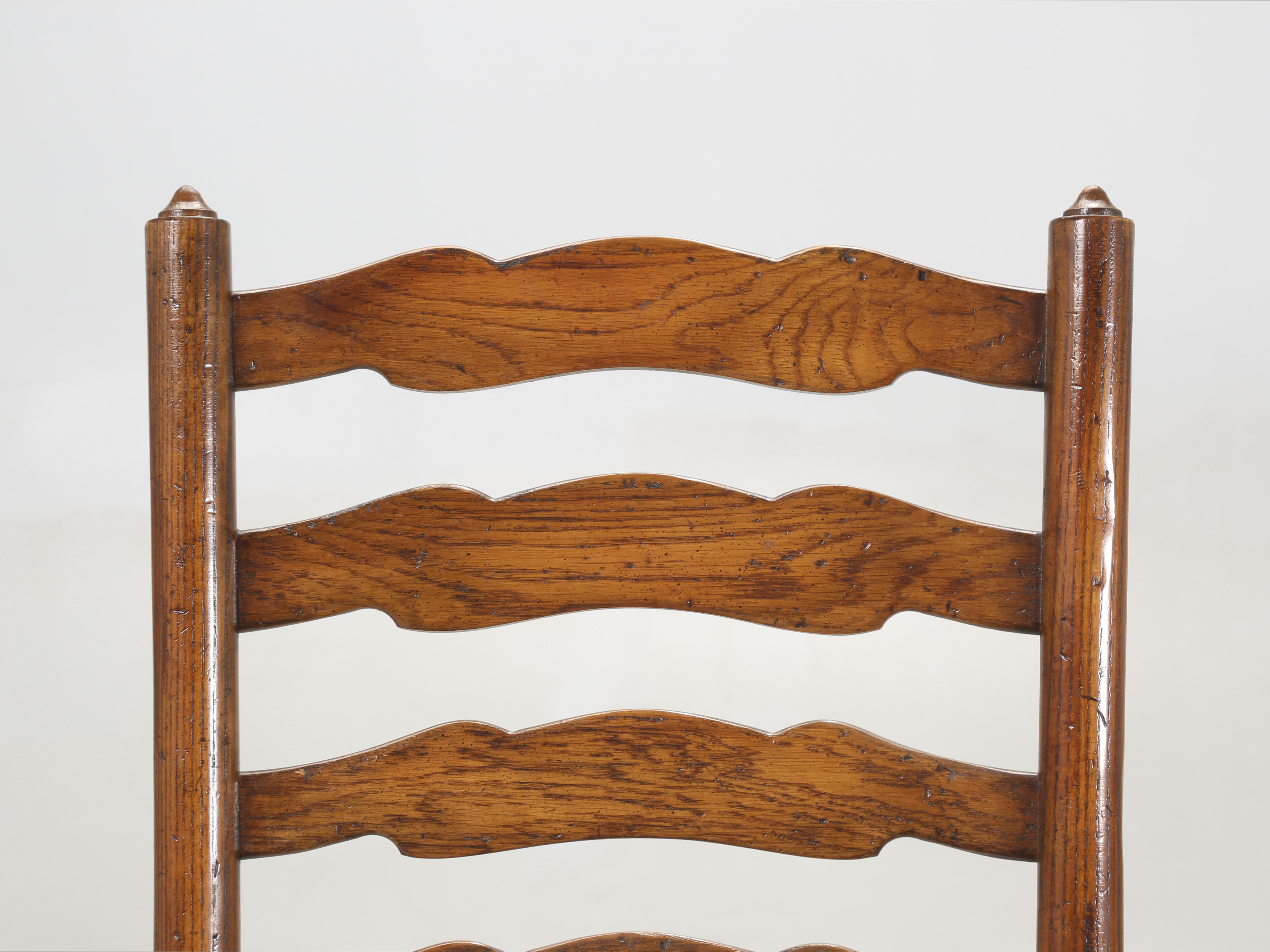 Vintage Set (10) Chaises de salle à manger en Oak massif avec dossier éclairant et sièges en jonc c1970's Bon état - En vente à Chicago, IL