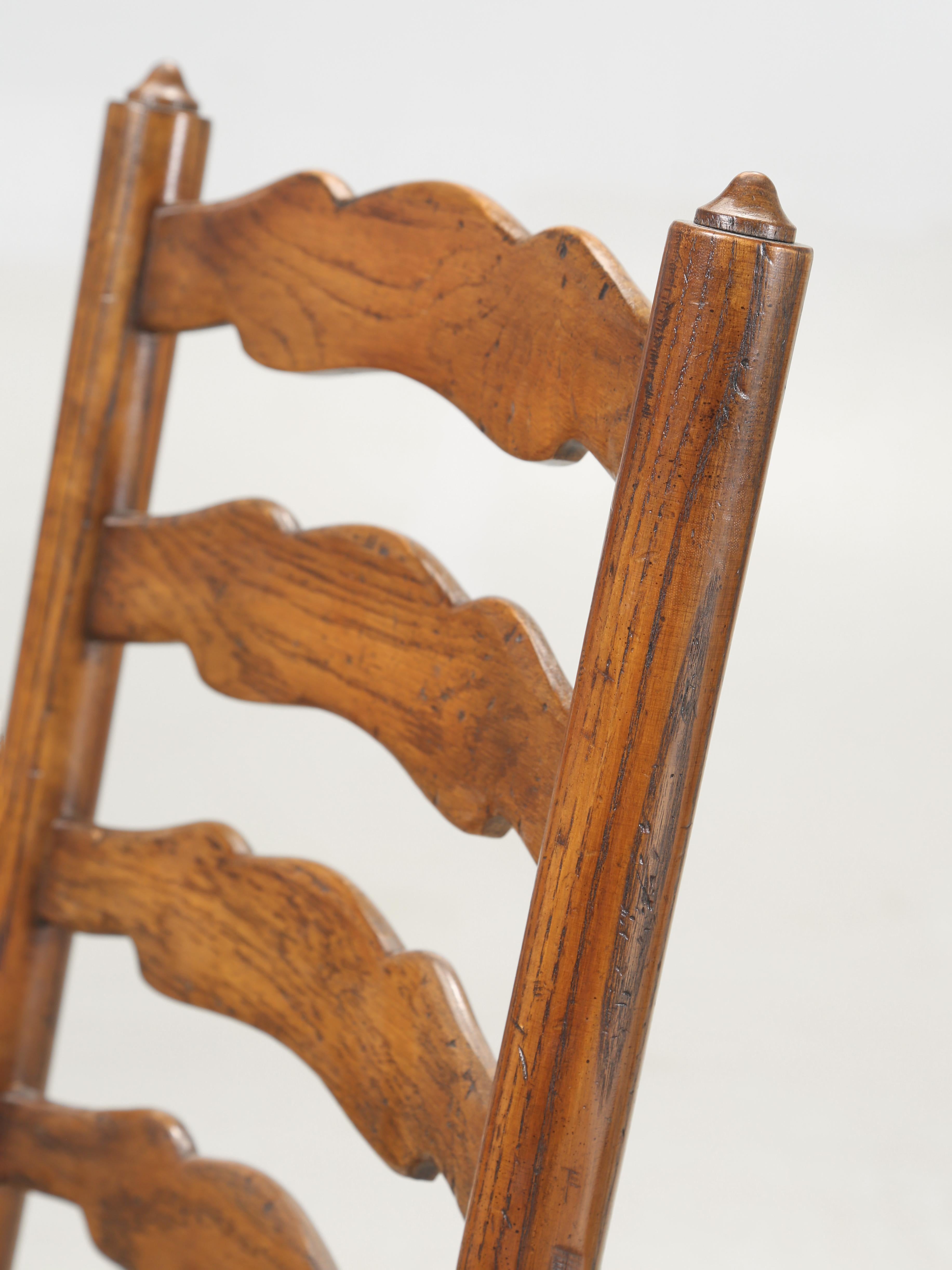 Fin du 20e siècle Vintage Set (10) Chaises de salle à manger en Oak massif avec dossier éclairant et sièges en jonc c1970's en vente