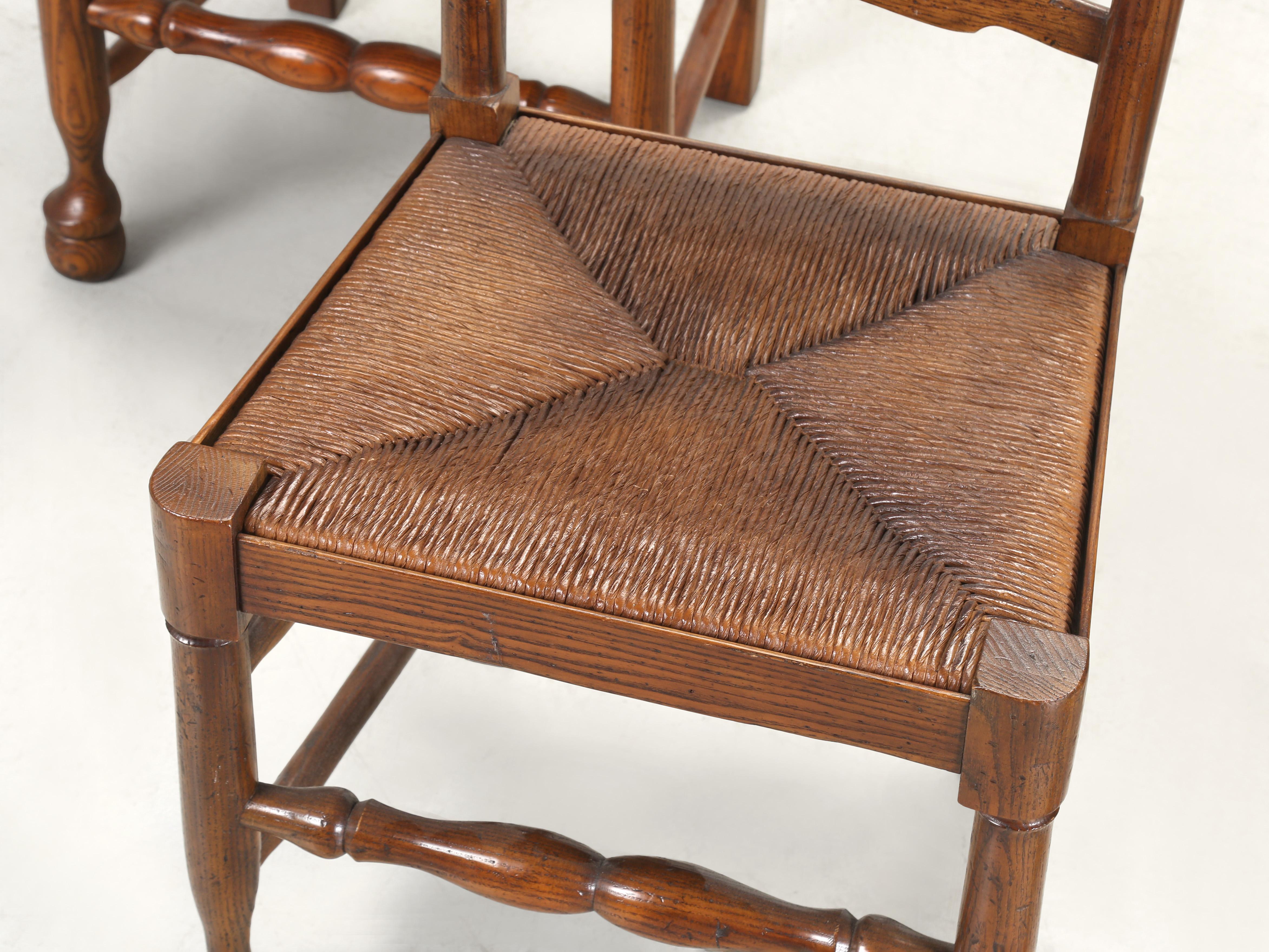Jonc Vintage Set (10) Chaises de salle à manger en Oak massif avec dossier éclairant et sièges en jonc c1970's en vente