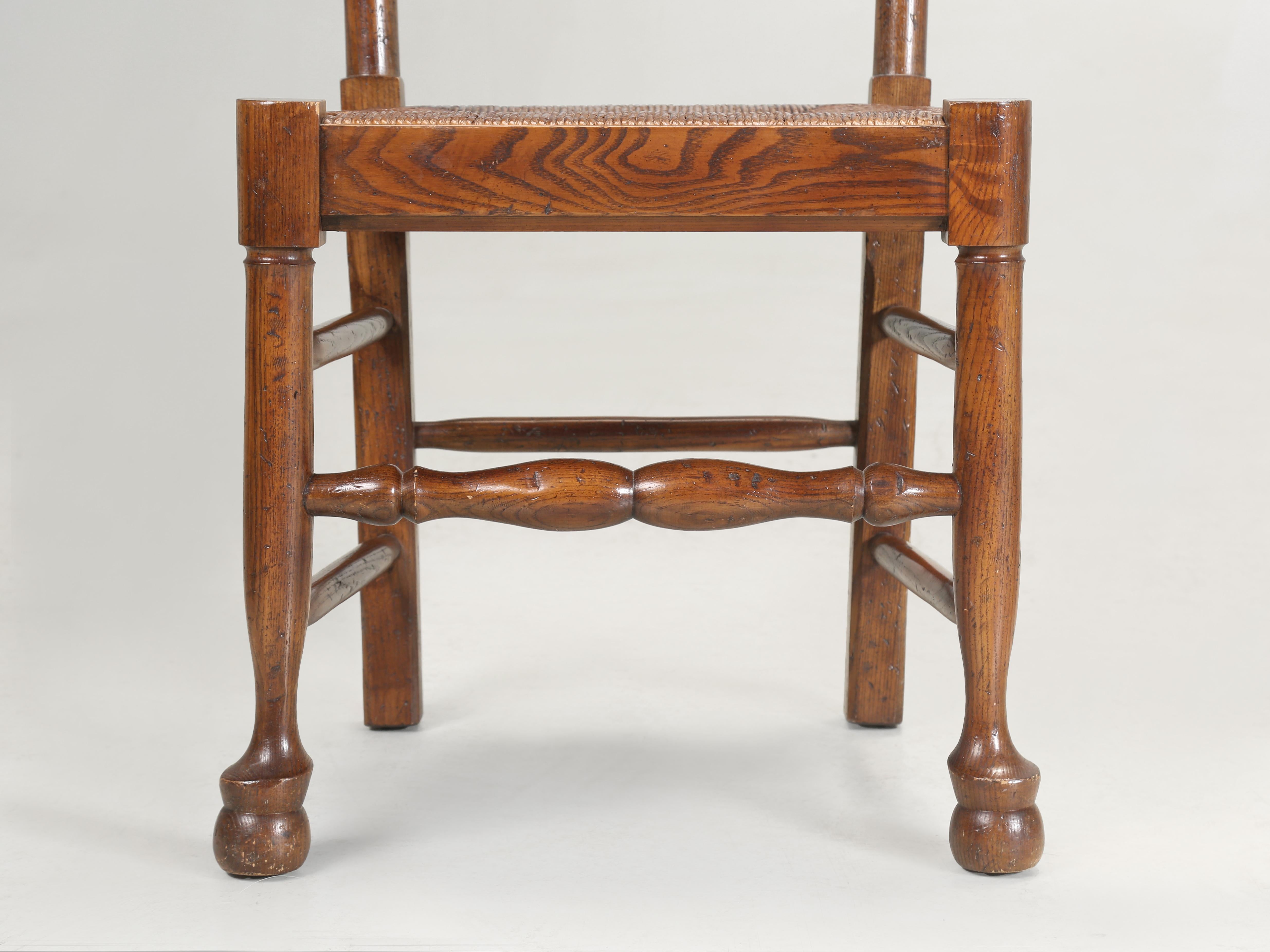 Vintage Set (10) Chaises de salle à manger en Oak massif avec dossier éclairant et sièges en jonc c1970's en vente 1