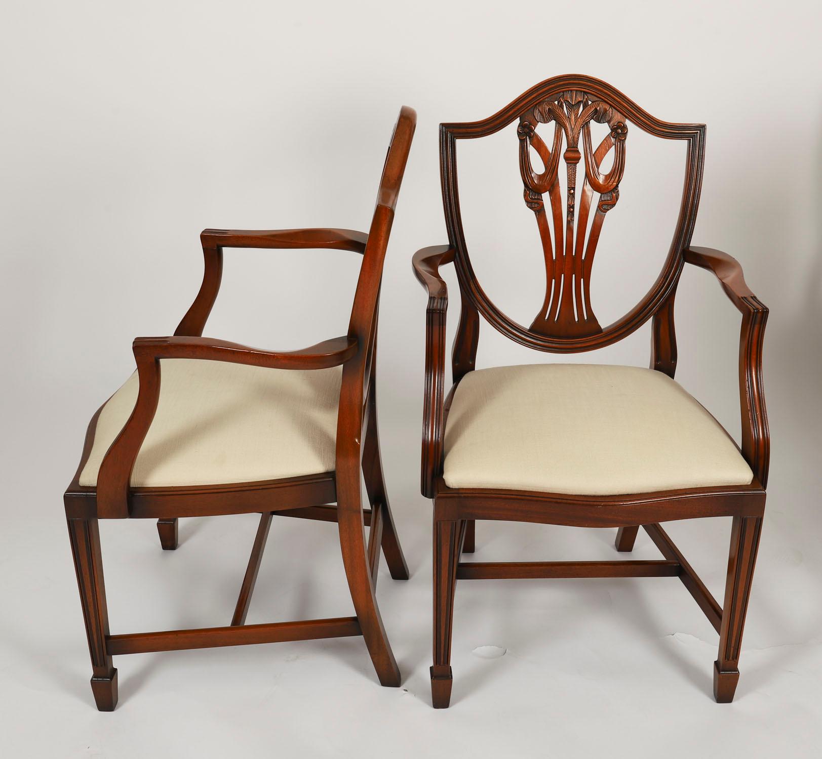 Ensemble vintage de 12 chaises de salle à manger anglaises de style néo- Hepplewhite 20ème siècle en vente 5