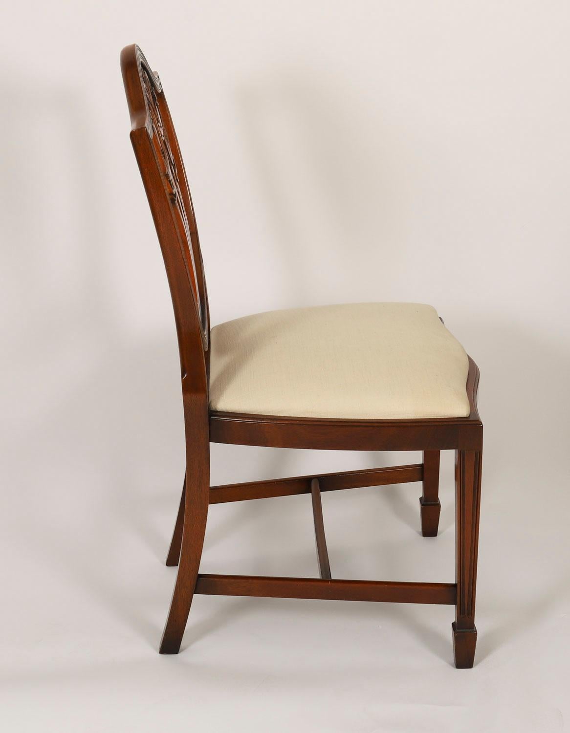Ensemble vintage de 12 chaises de salle à manger anglaises de style néo- Hepplewhite 20ème siècle en vente 6
