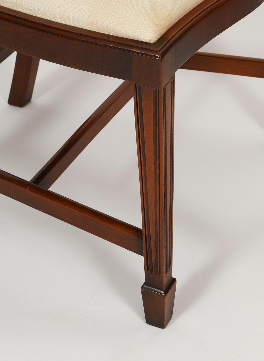 Ensemble vintage de 12 chaises de salle à manger anglaises de style néo- Hepplewhite 20ème siècle en vente 7