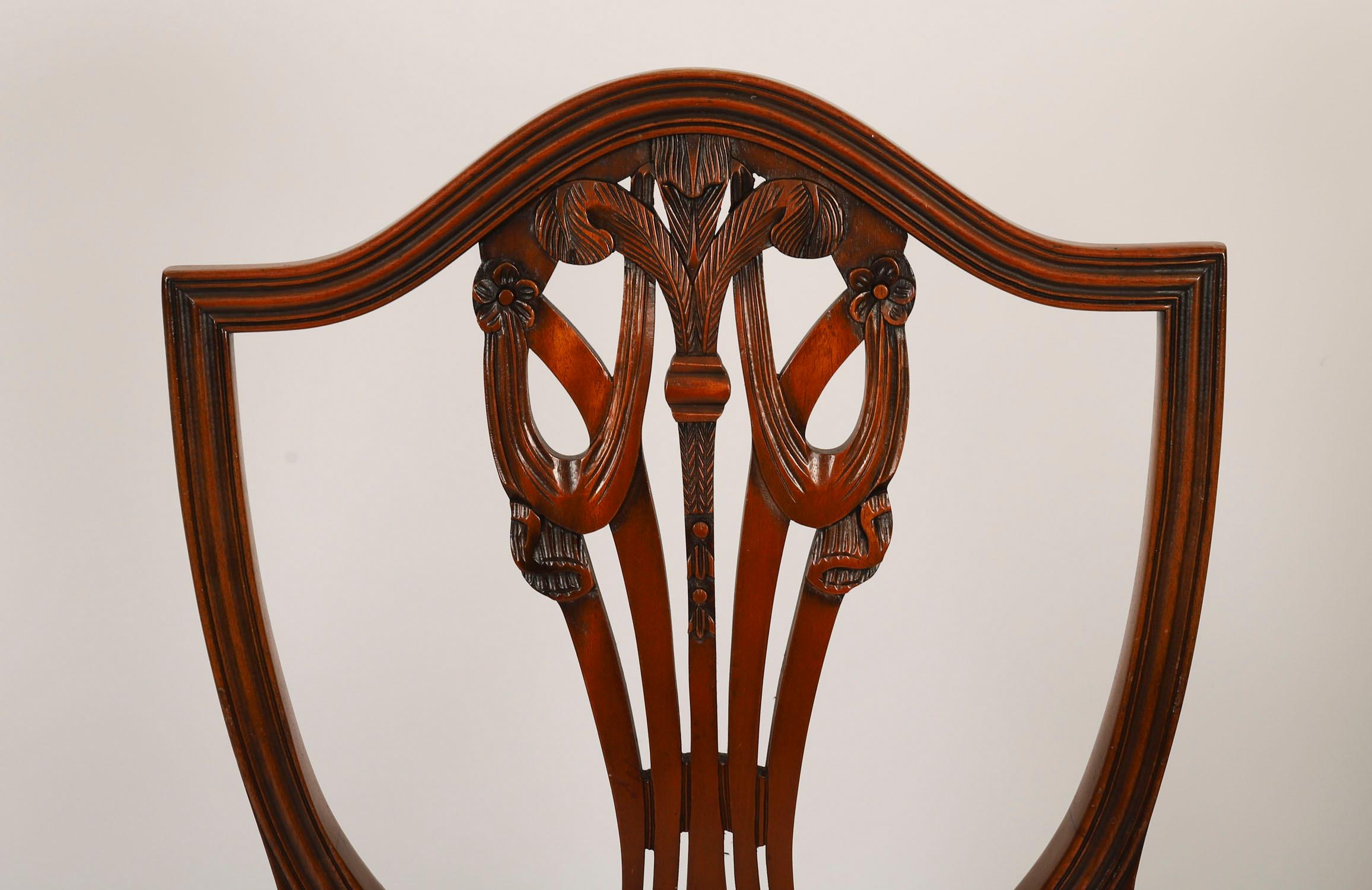 Ensemble vintage de 12 chaises de salle à manger anglaises de style néo- Hepplewhite 20ème siècle en vente 10