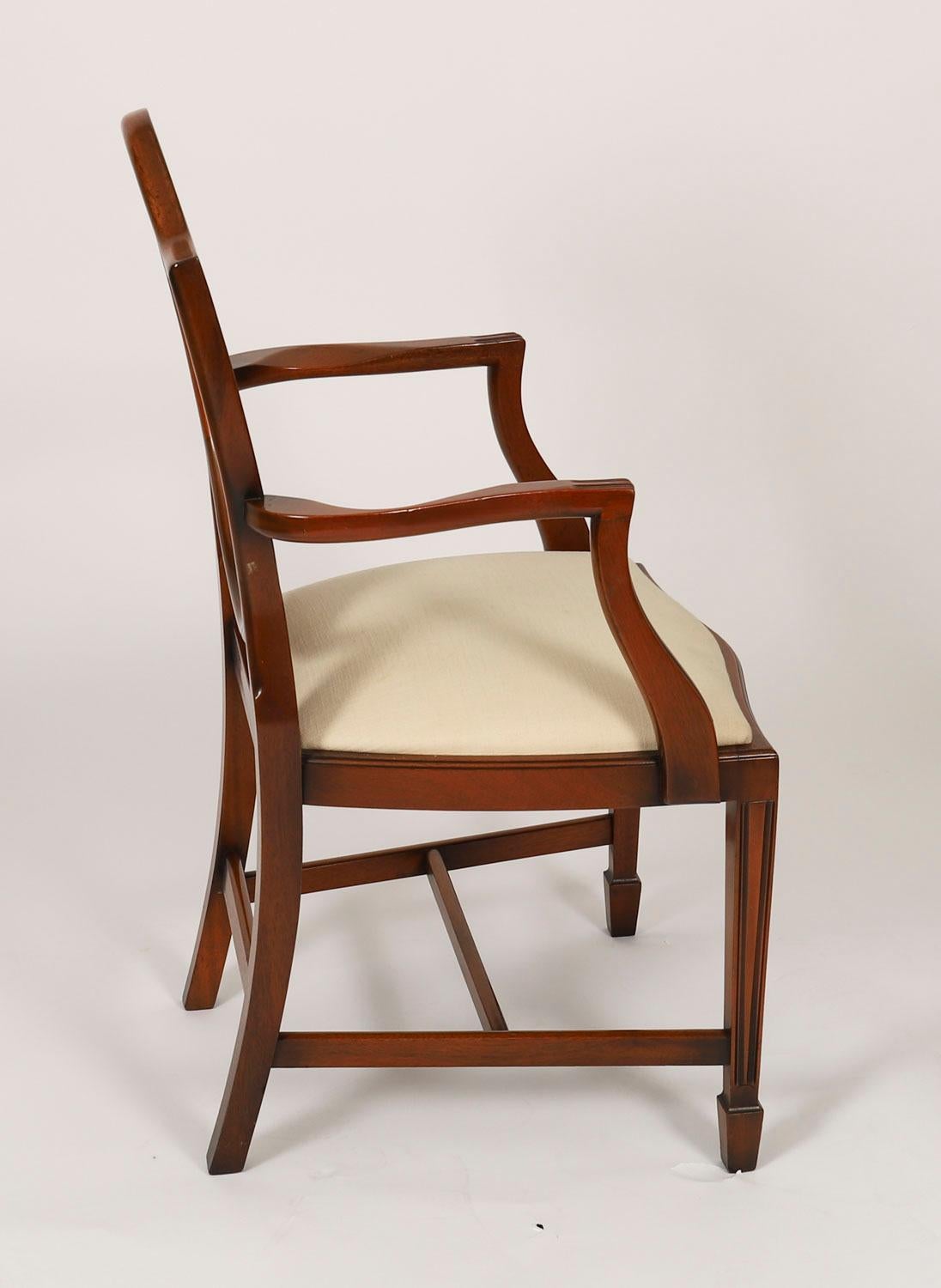 20ième siècle Ensemble vintage de 12 chaises de salle à manger anglaises de style néo- Hepplewhite 20ème siècle en vente