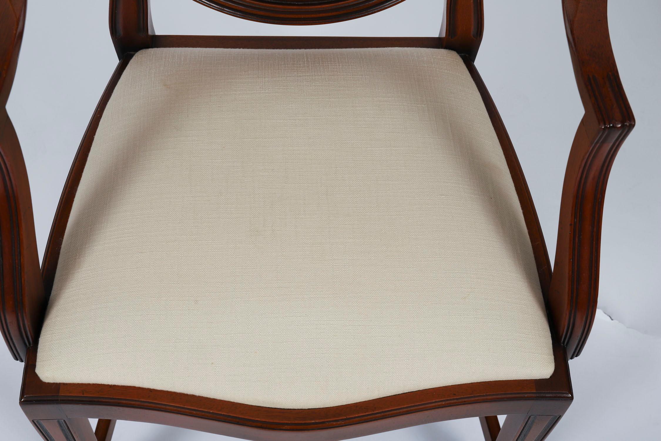 Ensemble vintage de 12 chaises de salle à manger anglaises de style néo- Hepplewhite 20ème siècle en vente 1