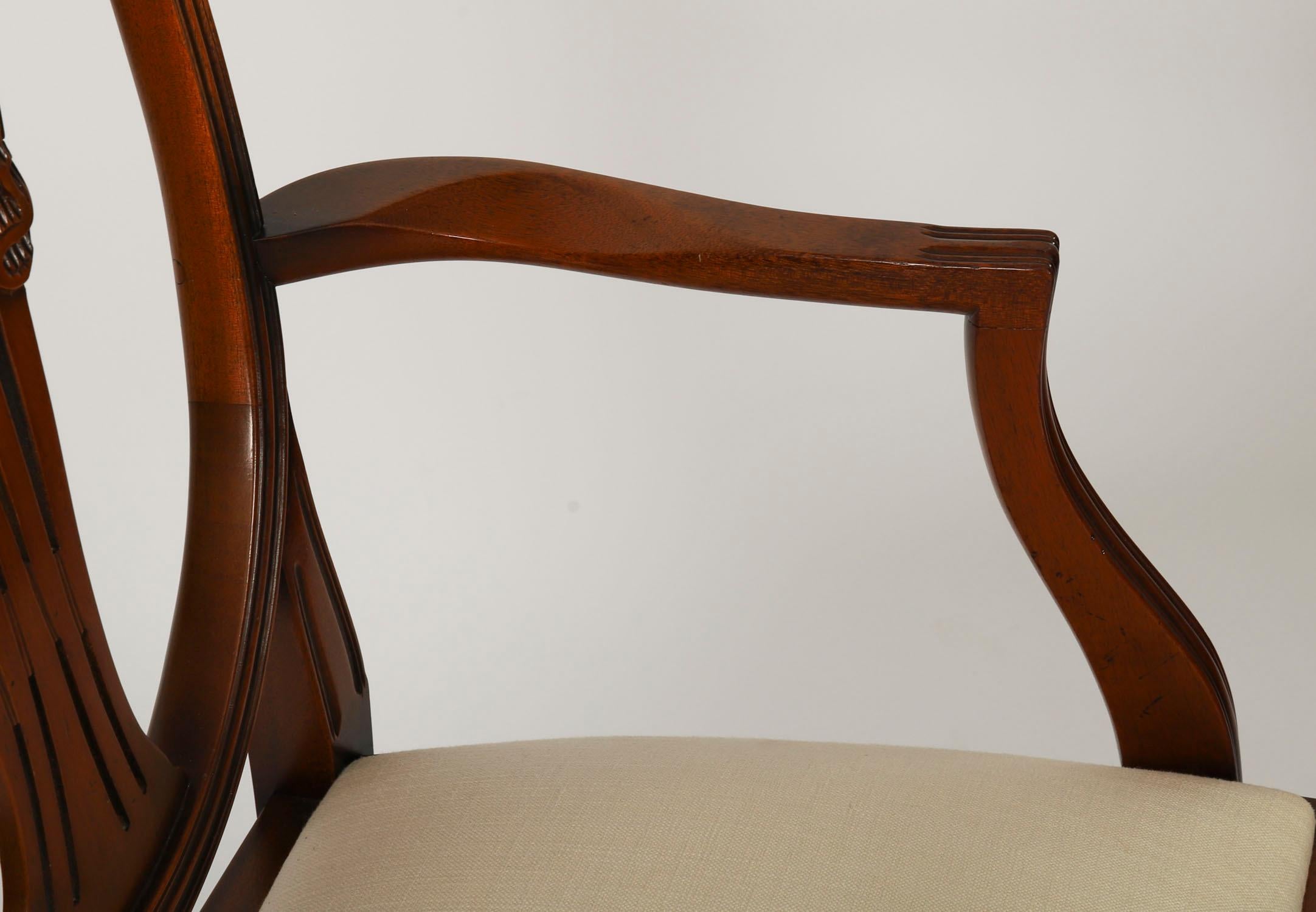 Ensemble vintage de 12 chaises de salle à manger anglaises de style néo- Hepplewhite 20ème siècle en vente 2