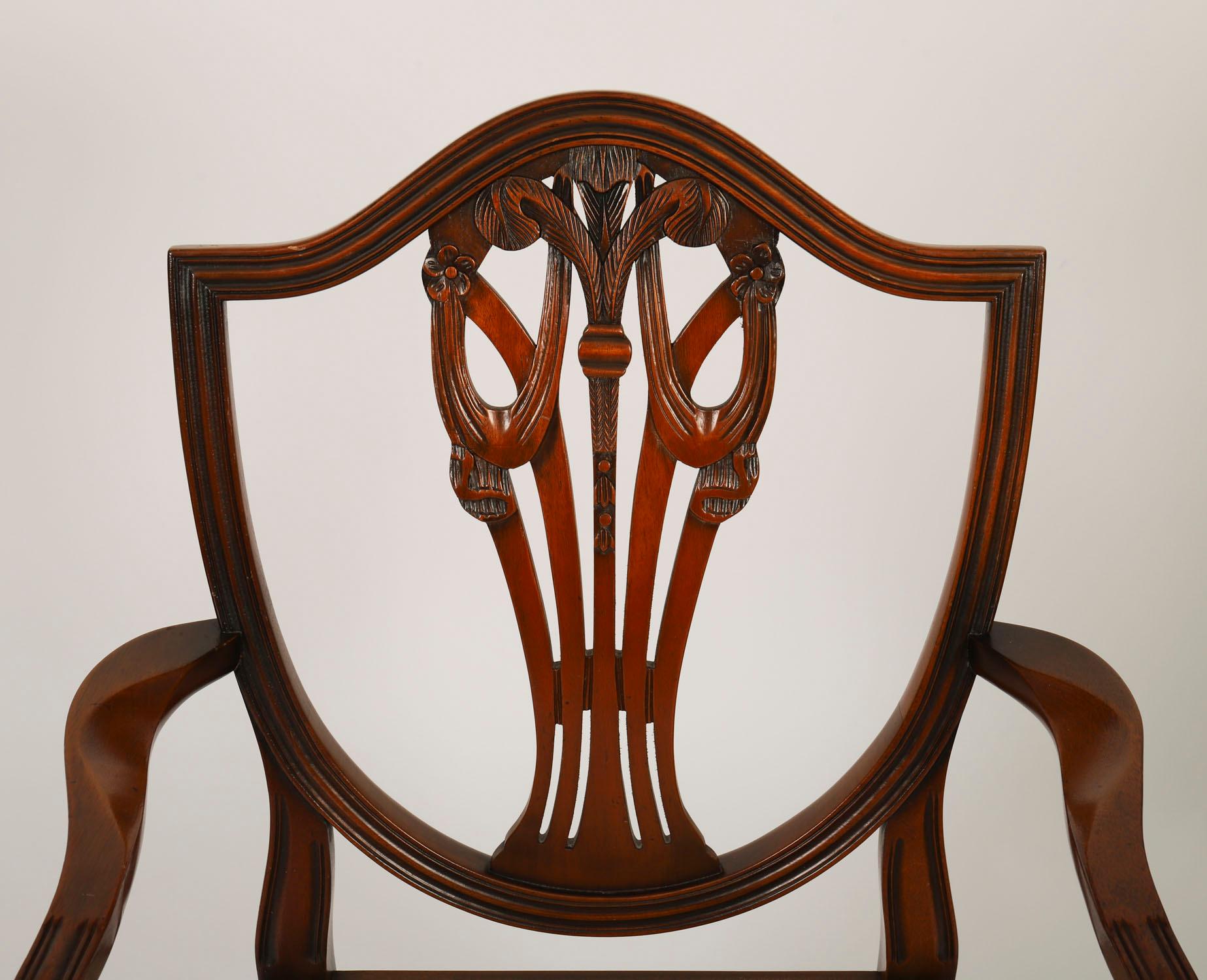 Ensemble vintage de 12 chaises de salle à manger anglaises de style néo- Hepplewhite 20ème siècle en vente 3
