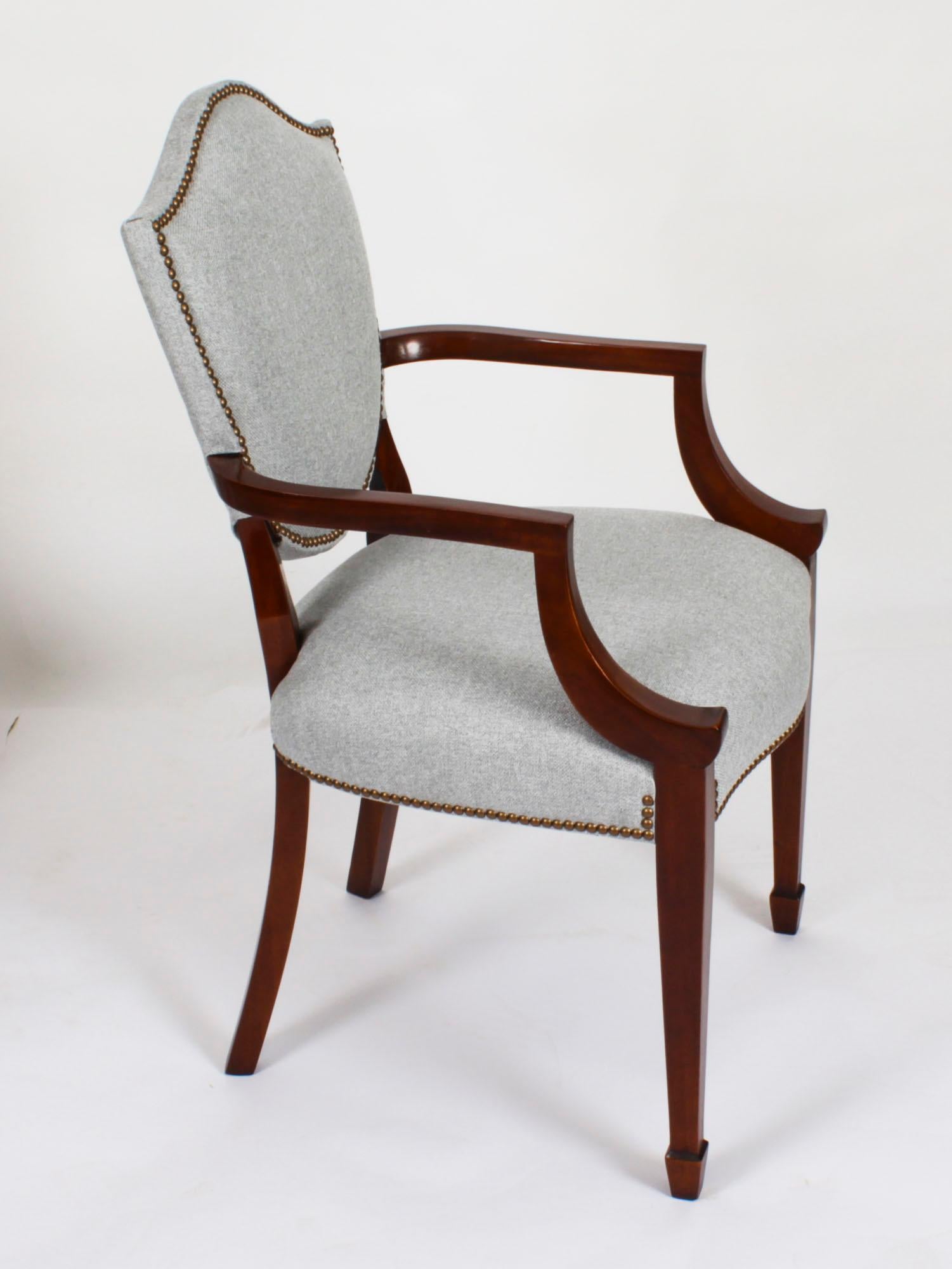 Vintage Set 12 chaises de salle à manger à dossier bouclier Revive 20ème siècle en vente 5