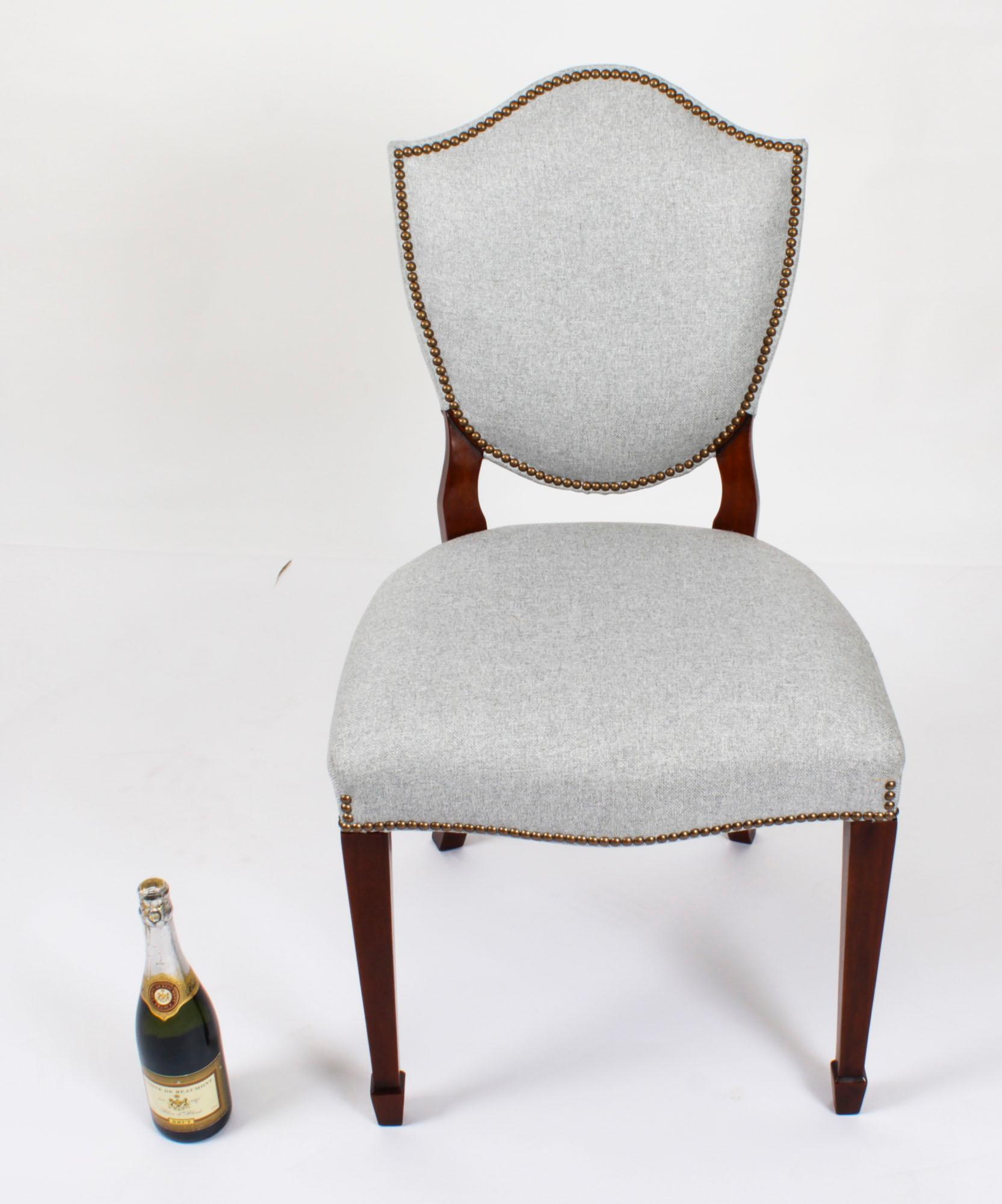 Vintage-Set 12 Hepplewhite Revival-Esszimmerstühle mit Schilfrohrrückenlehne, 20. Jahrhundert im Angebot 14