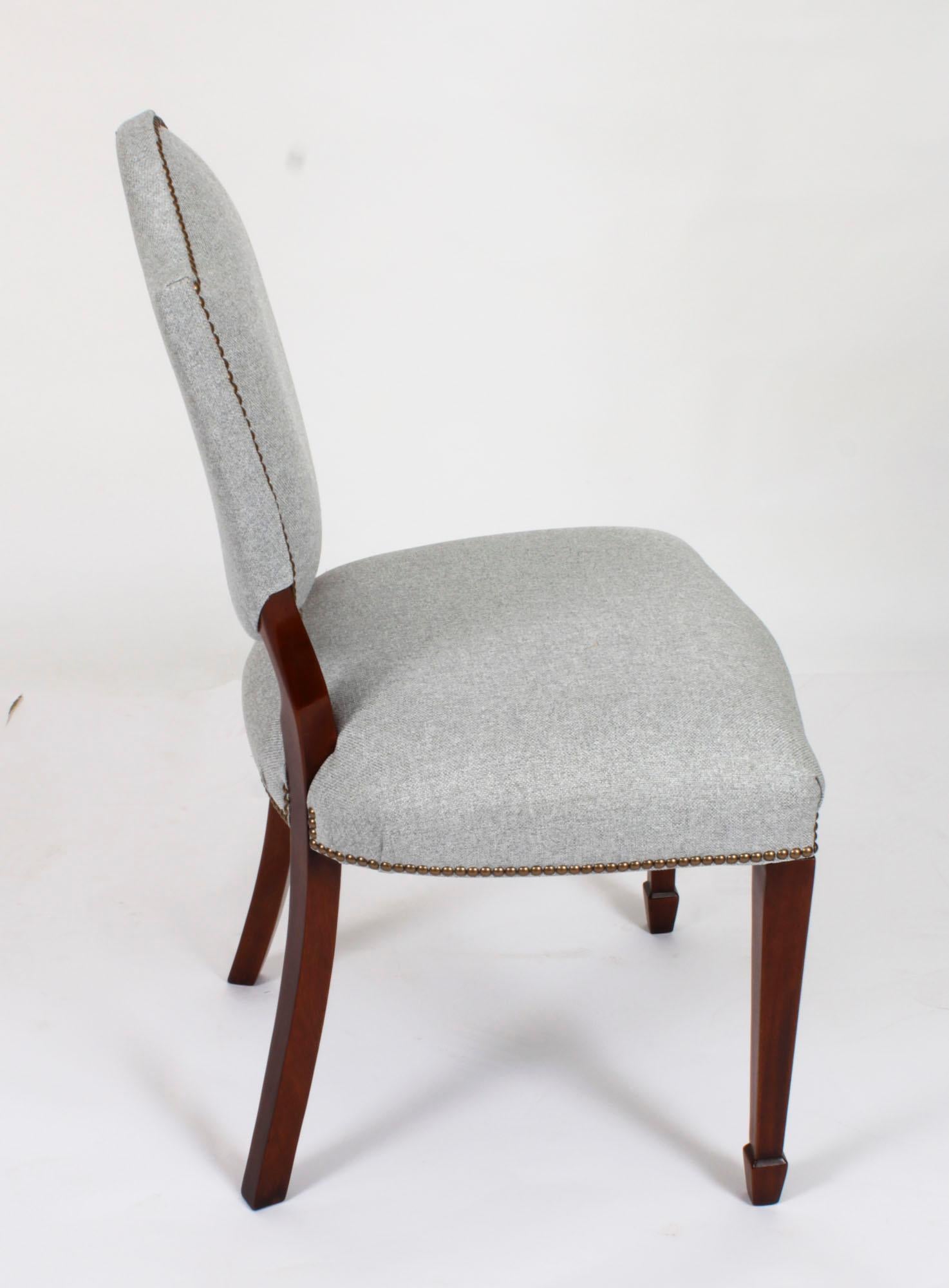 Revival Vintage Set 12 chaises de salle à manger à dossier bouclier Revive 20ème siècle en vente