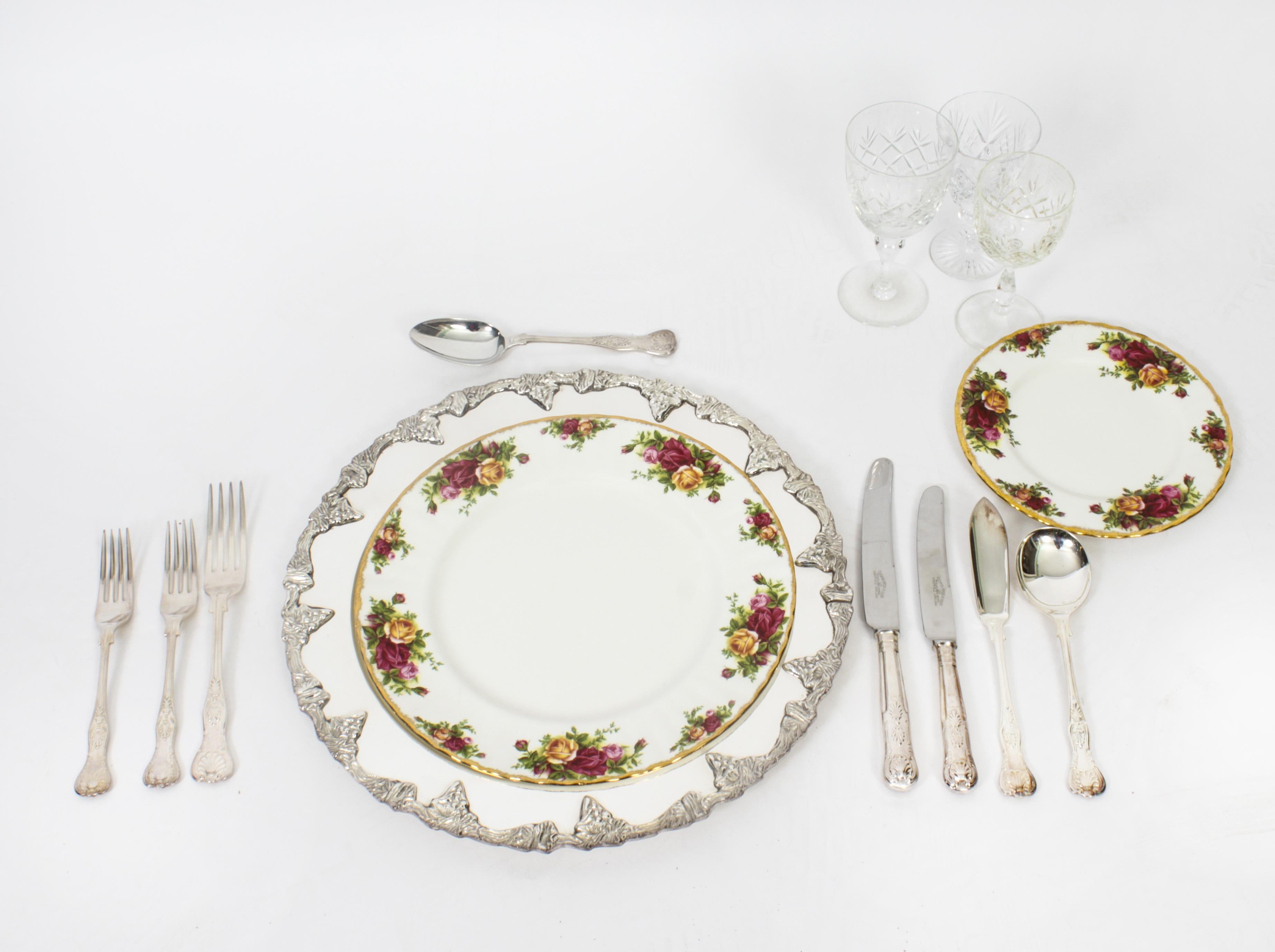 Il s'agit d'un ensemble exquis de quatorze sous-plats décoratifs plaqués argent, datant du milieu du 20e siècle.

Chaque assiette est magnifiquement  décorée de grappes de raisin et de vignes feuillues sur le pourtour.

Les plats sont vraiment