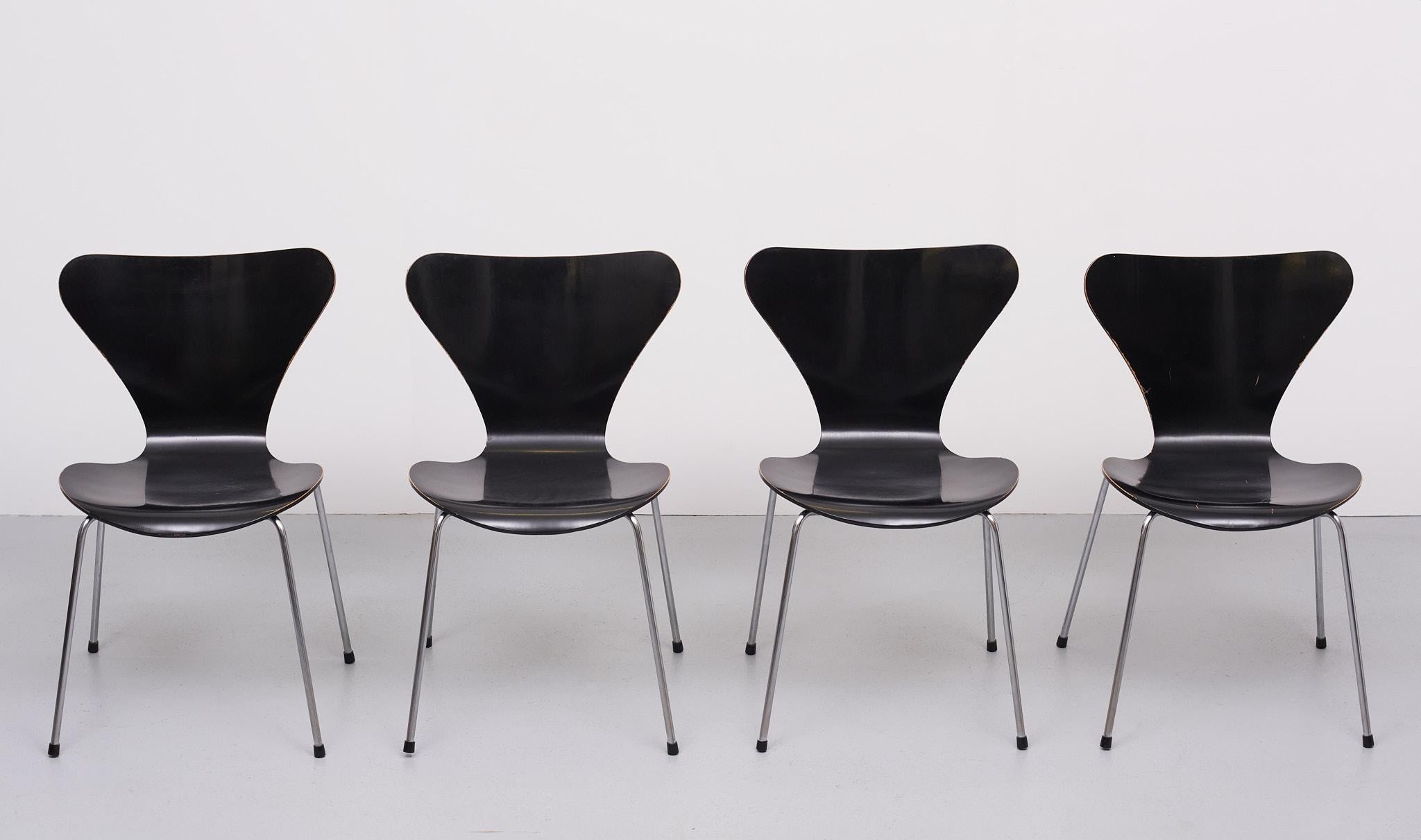Magnifique ensemble de chaises papillon noir mat (Butterfly Chairs) ou Série 7 / 3107 par Arne Jacobsen pour Fritz Hansen. L'ensemble est dans un état vintage très soigné. 
Avec juste ce qu'il faut de patine.