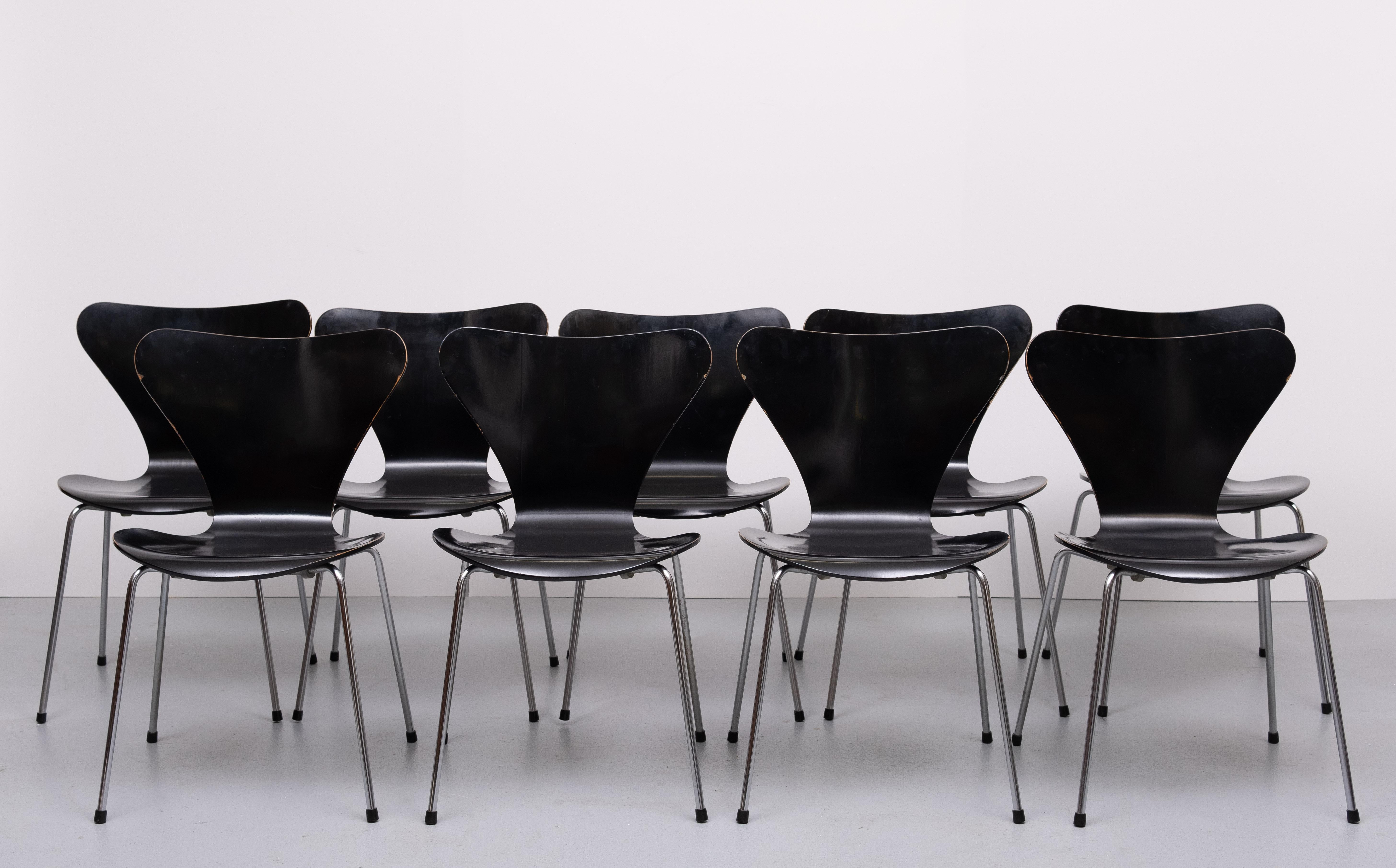Set di 9 sedie a farfalla vintage degli anni '70  Le sedie, del tipo 3107, sono state disegnate da Arne Jacobsen nel 1955 per Fritz Hansen. Questo set di 9 sedie è tinto di nero (originale). Le condizioni sono buone considerando l'età, alcune