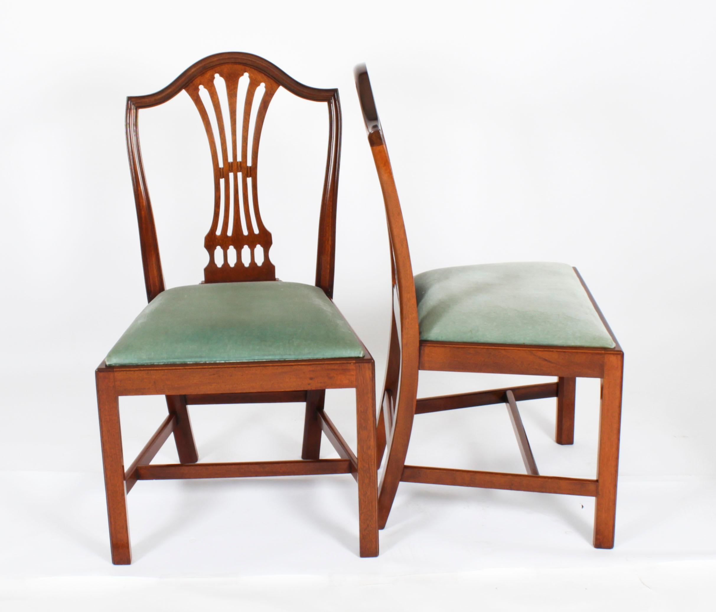 This is  fabulous Vintage set of eight dining chairs by William Tillman, Circa 1980 in date.

Purchased at great expense from the master cabinet maker William Tillman, Crouch Lane, Borough Green Kent in the 1980s.

The set comprises eight side