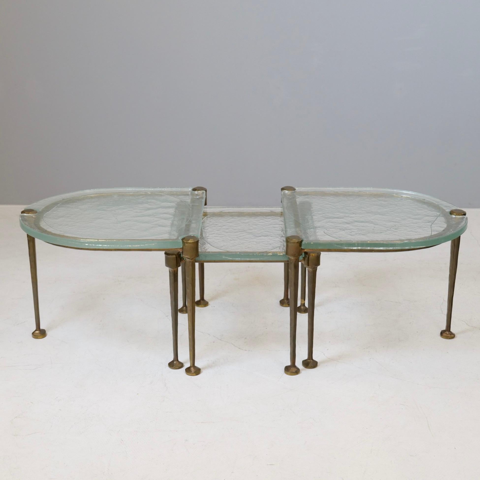 Brutalistische Tische aus geschmiedeter Bronze und gegossenem Glas aus den 1980er Jahren Das Schmiedeverfahren von Bronze ist eine von Lothar Klute entwickelte Bronzelegierung.

In der heutigen Zeit wäre die Herstellung solcher Tische aus Kosten-