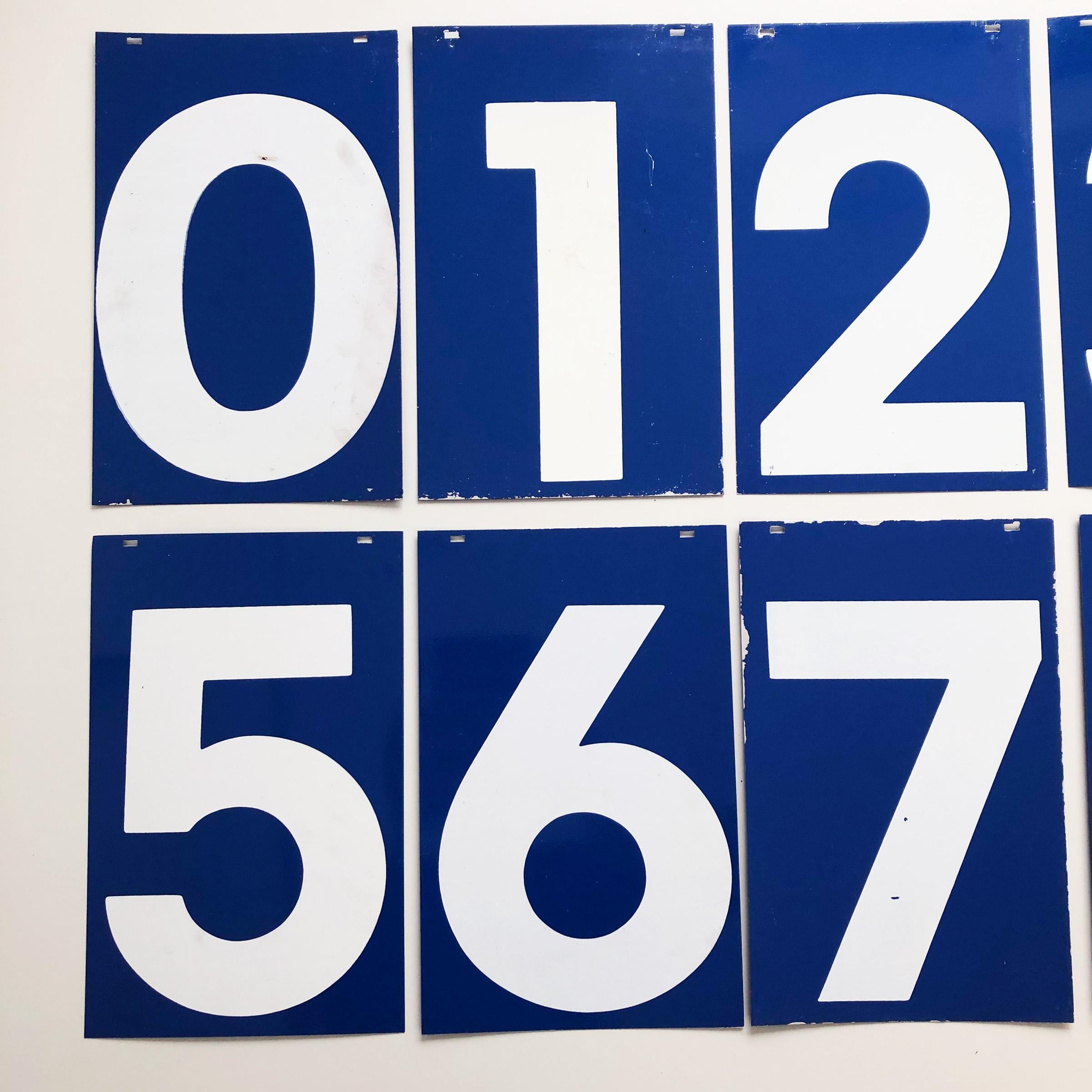 Vintage metal blue and white reclaimed gas station number sign from Vermont, USA.
 
Measures: Height 15 inches, width 9.5 inches (approximate).
Price is for one set of double sided numbers, 10 number signs
Other numbers available.
Fantastic