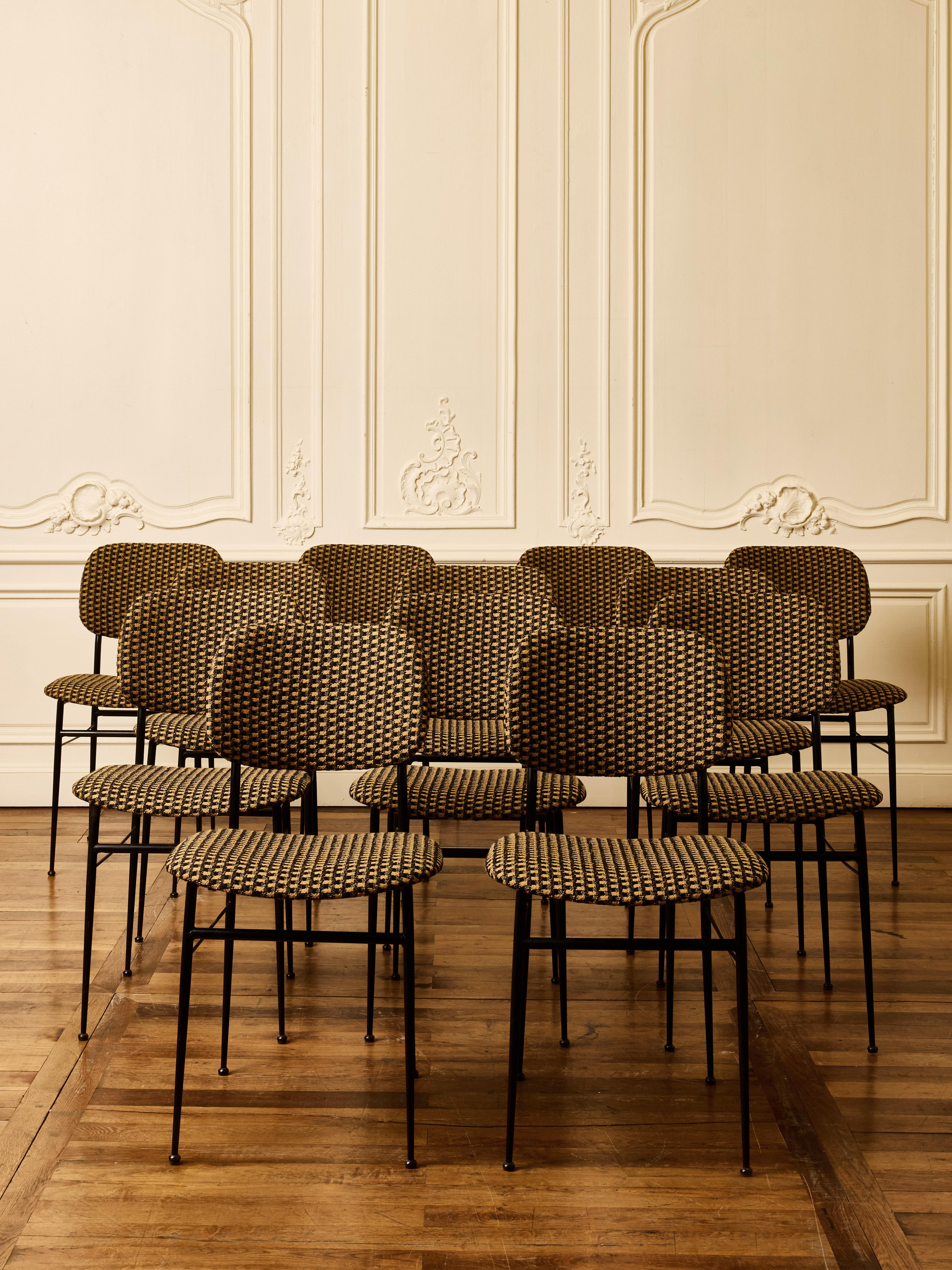 Set di 12 sedie da pranzo vintage in metallo nero con cuscini di seduta rivestiti in tessuto Dédar.
Italia, anni '60.

Prezzo per il set di 12 pezzi.
Chiedi la disponibilità.