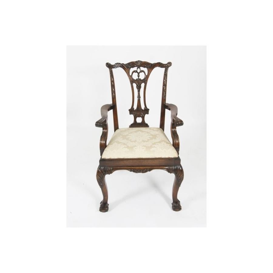 Ein schönes Vintage-Set von zwölf massiven Mahagoni Chippendale Revival Esszimmerstühle, bestehend aus zehn Beistellstühlen und zwei Sesseln, aus der Mitte des 20. Jahrhunderts.

Sie wurden aus handgeschnitztem, massivem, geflammtem Mahagoniholz