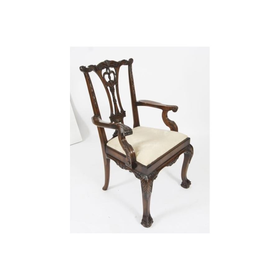 Set aus 12 Chippendale-Esszimmerstühlen aus Mahagoni, Mitte des 20. Jahrhunderts (Britisch) im Angebot