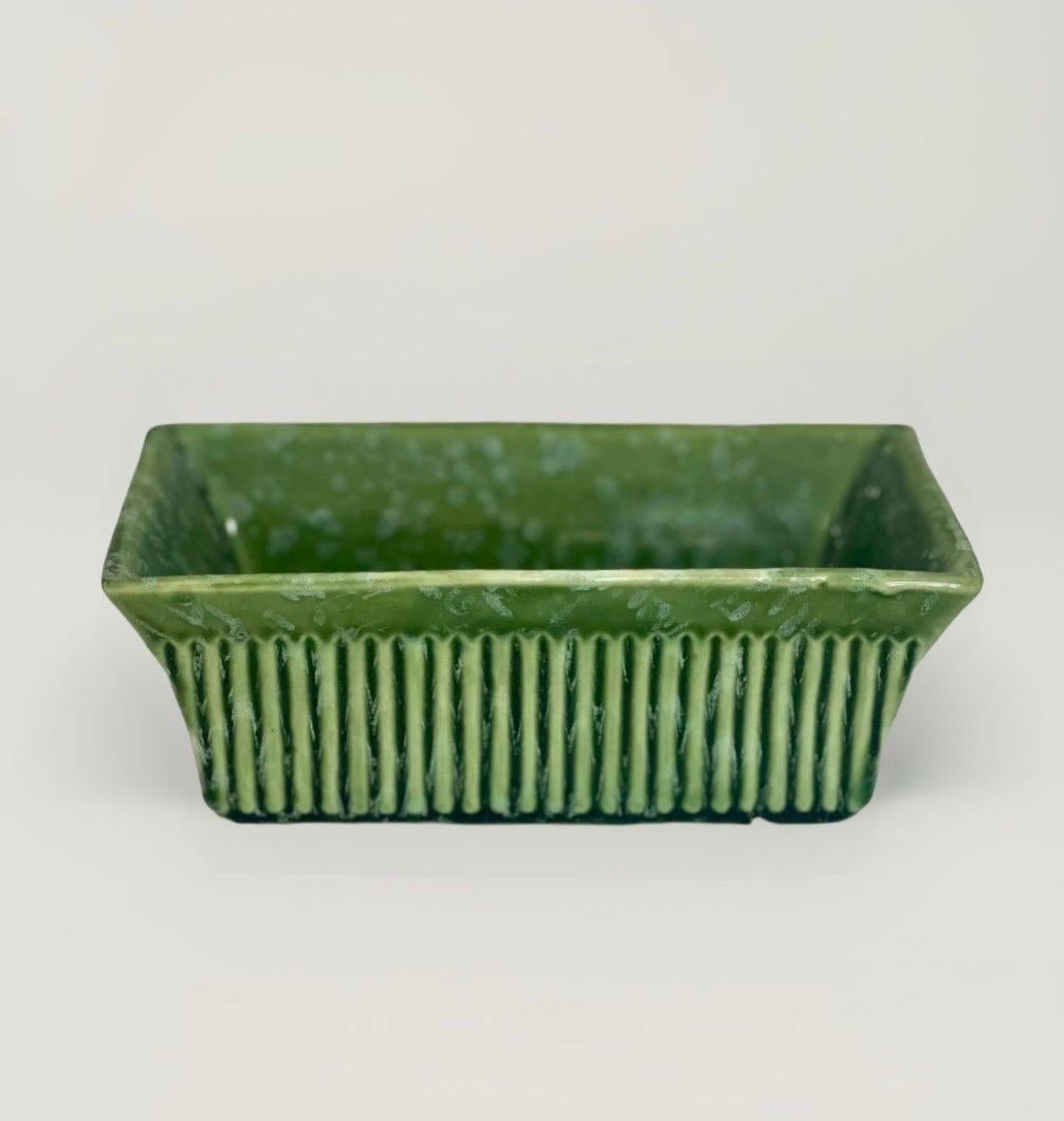 Set di 13 fioriere da collezione in ceramica smaltata rosa e verde in vendita 3