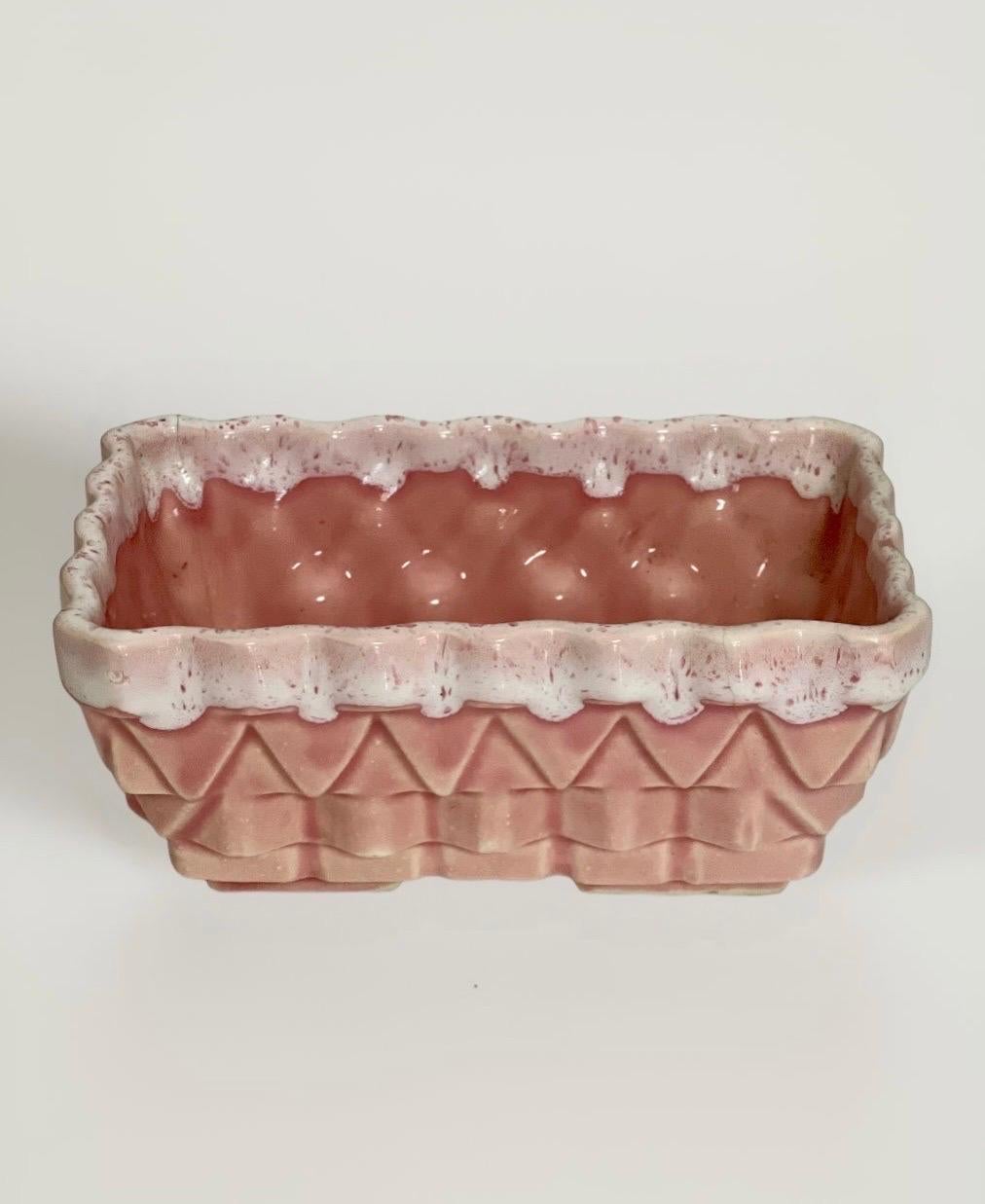 XX secolo Set di 13 fioriere da collezione in ceramica smaltata rosa e verde in vendita