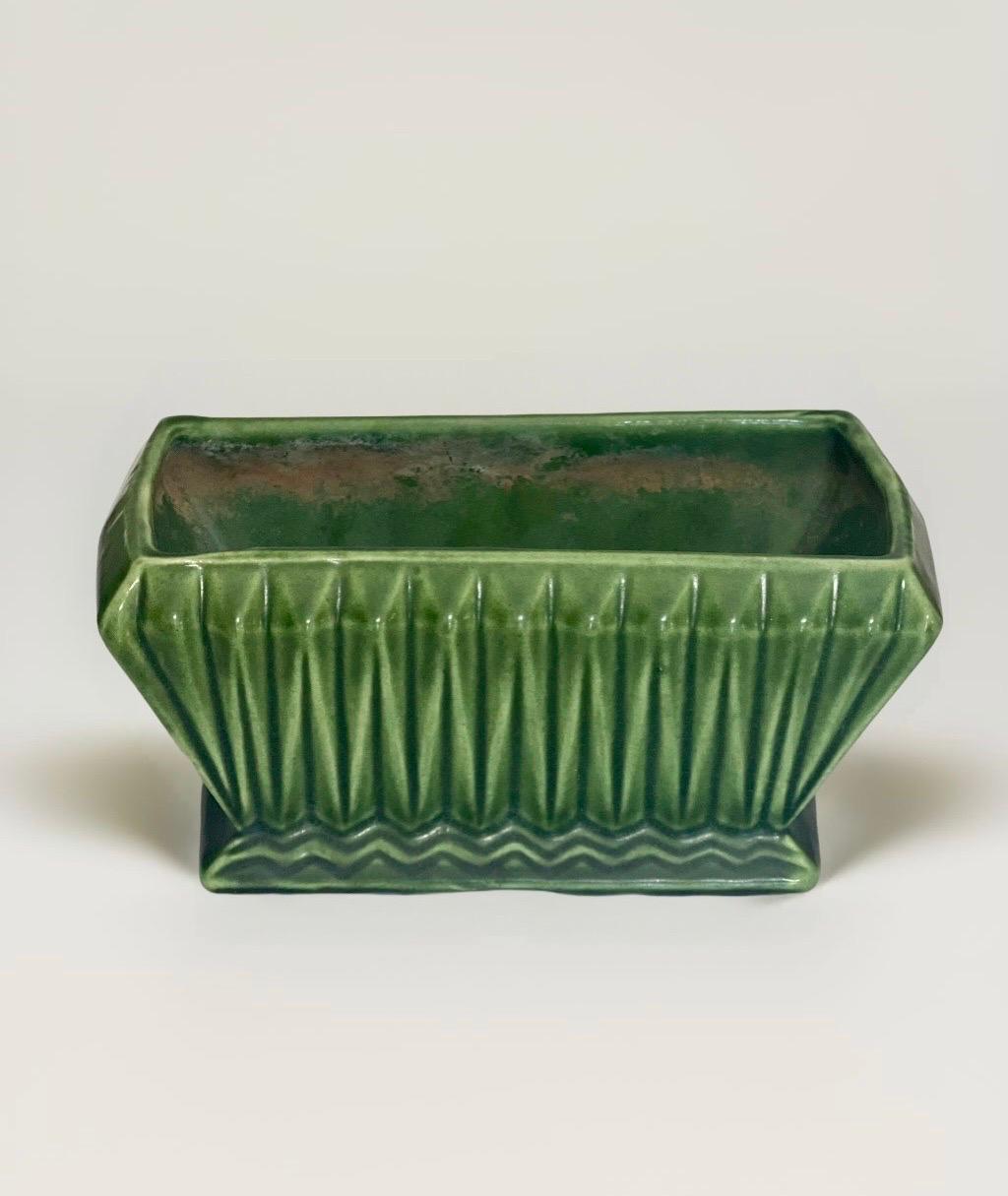 Ceramica Set di 13 fioriere da collezione in ceramica smaltata rosa e verde in vendita