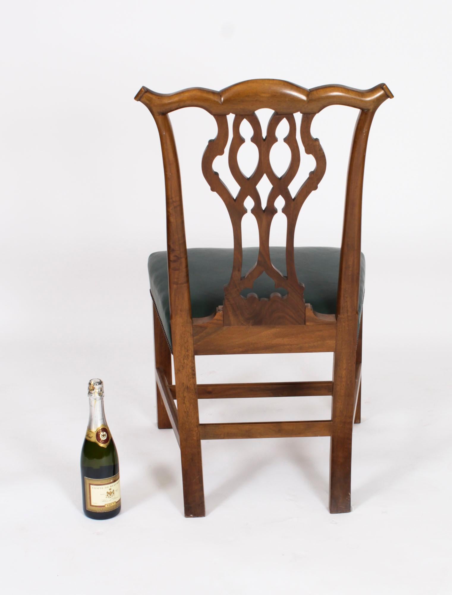 Ensemble vintage de 14 chaises de salle à manger Chippendale en acajou du milieu du 20ème siècle en vente 4