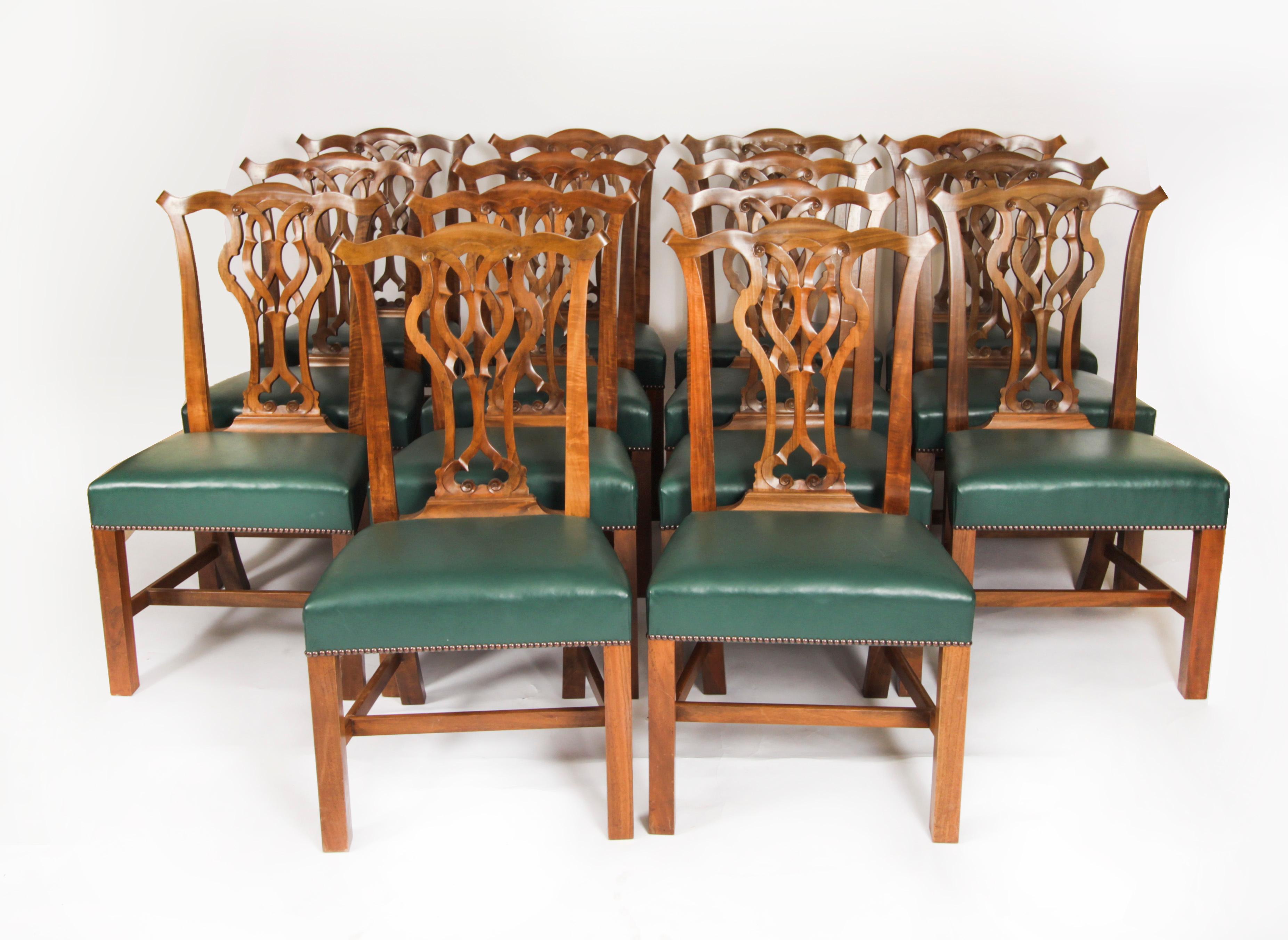 Ensemble vintage de 14 chaises de salle à manger Chippendale en acajou du milieu du 20ème siècle en vente 5