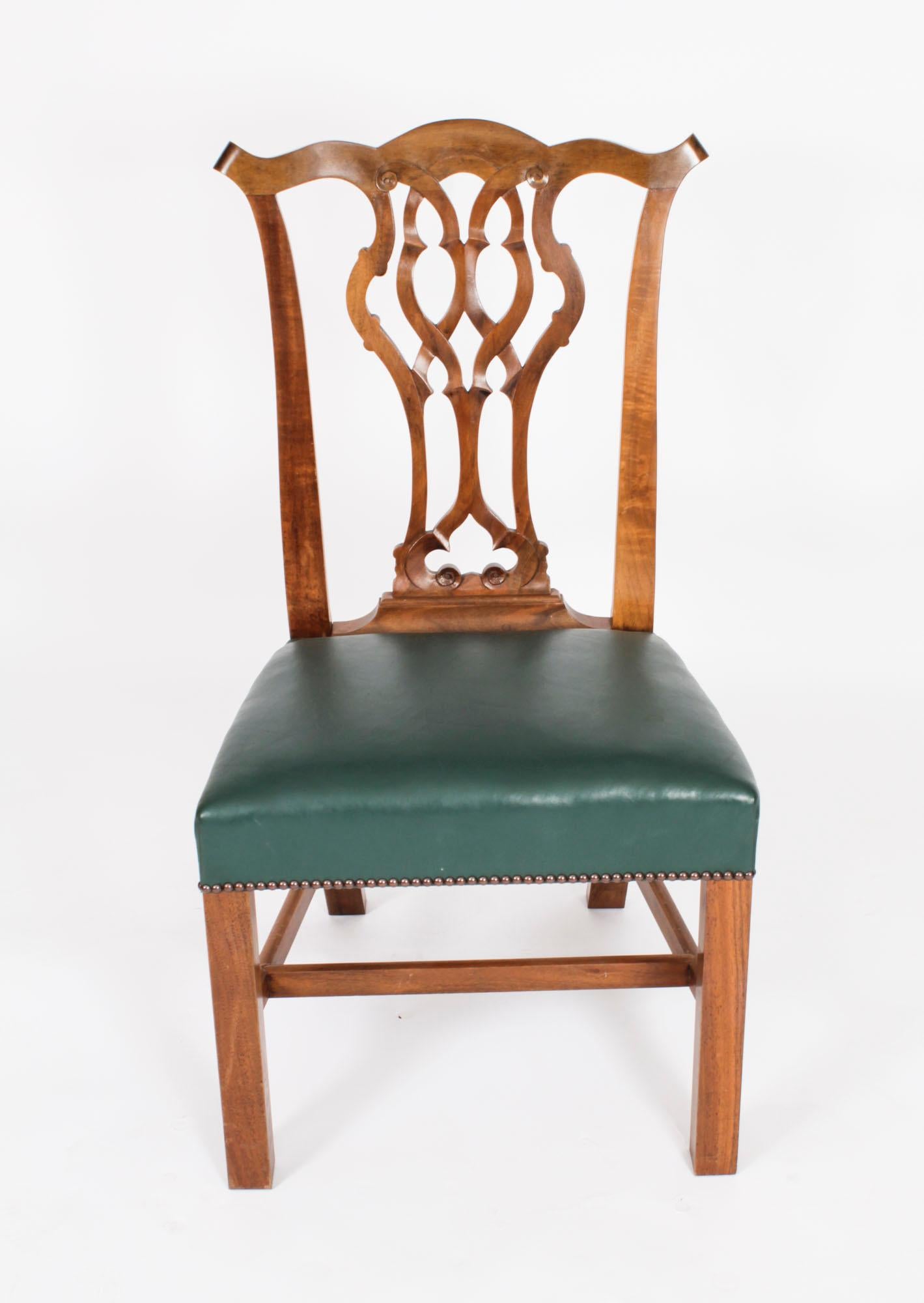 Anglais Ensemble vintage de 14 chaises de salle à manger Chippendale en acajou du milieu du 20ème siècle en vente