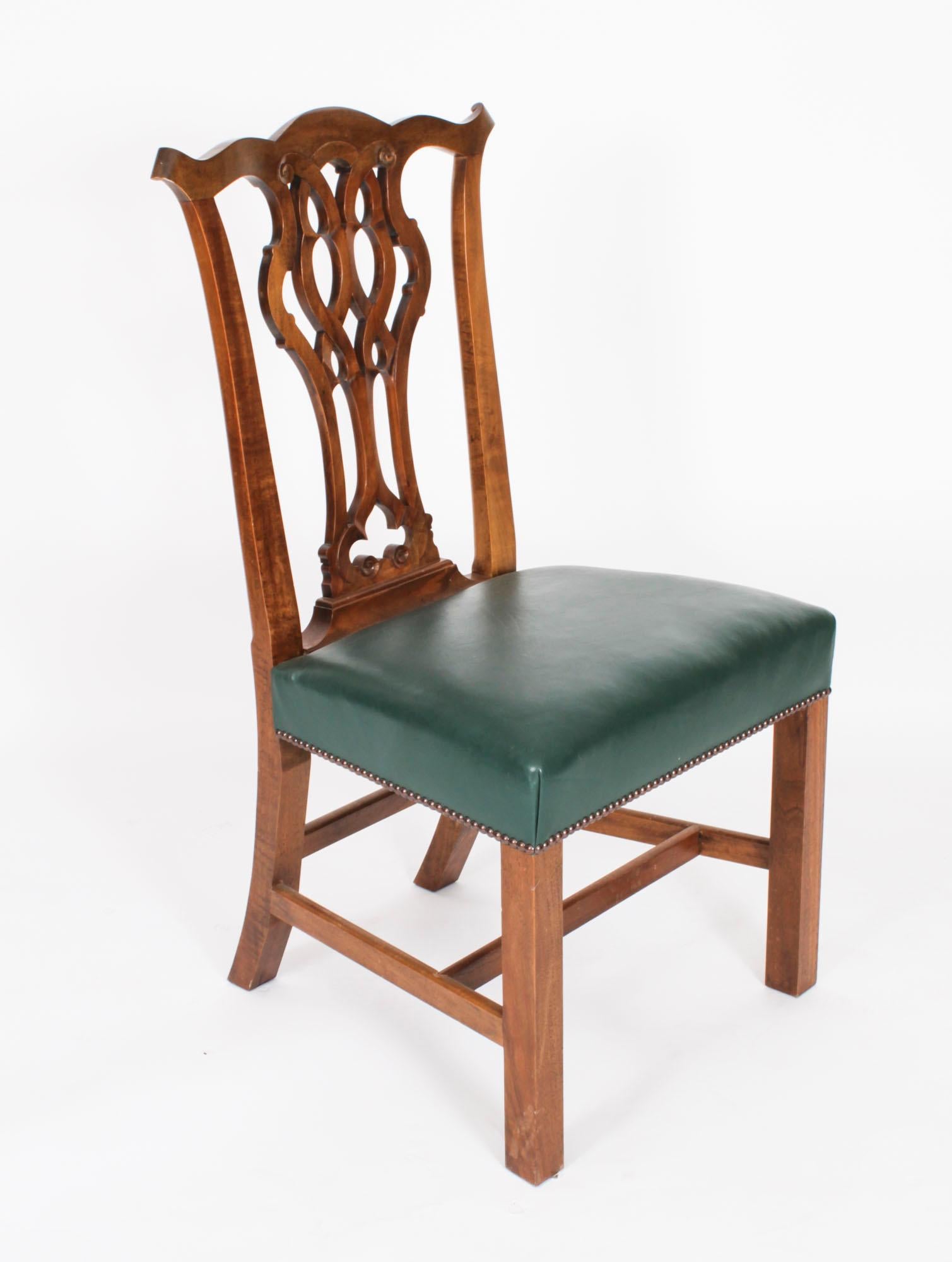 Ensemble vintage de 14 chaises de salle à manger Chippendale en acajou du milieu du 20ème siècle Bon état - En vente à London, GB