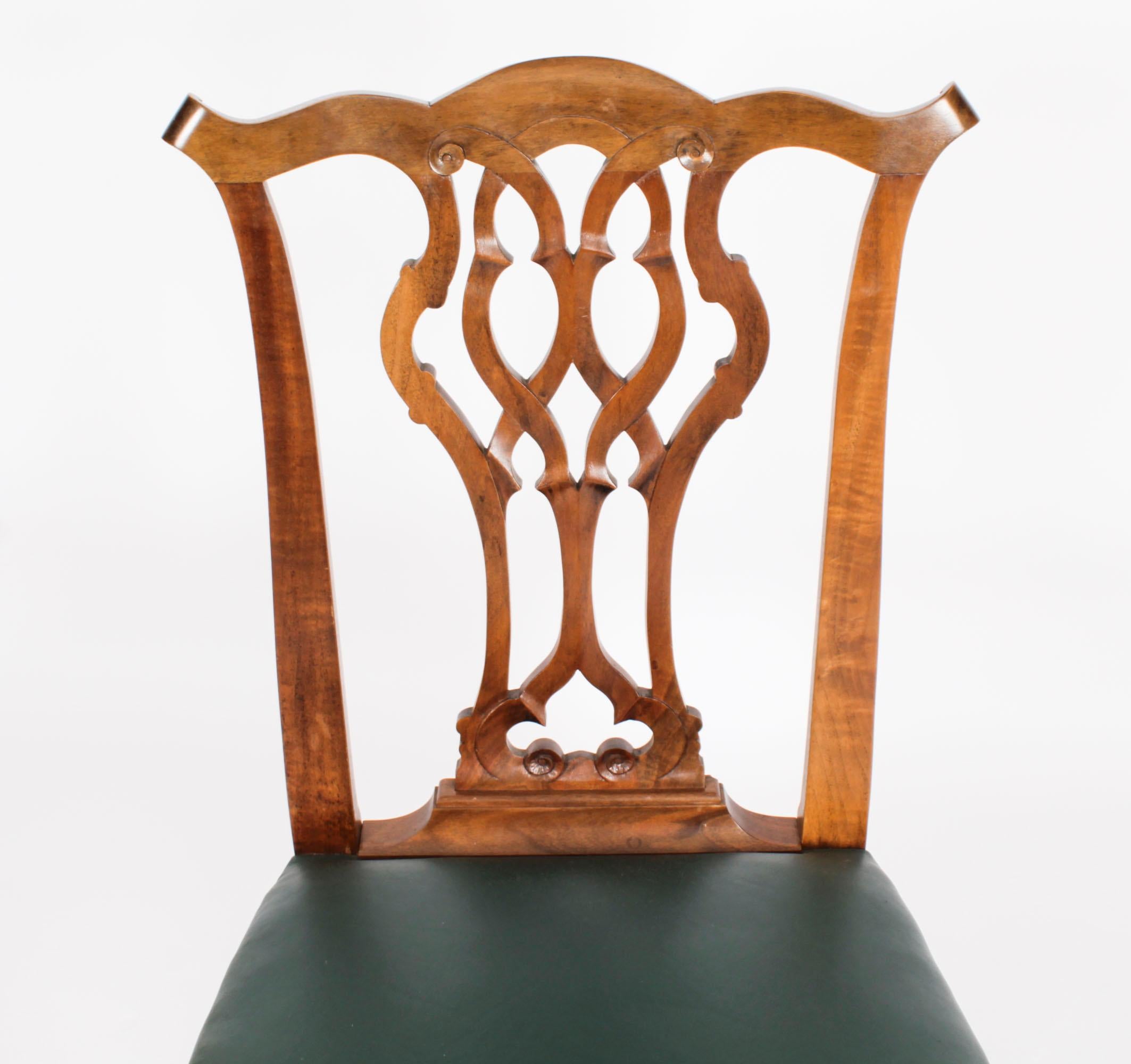 Milieu du XXe siècle Ensemble vintage de 14 chaises de salle à manger Chippendale en acajou du milieu du 20ème siècle en vente