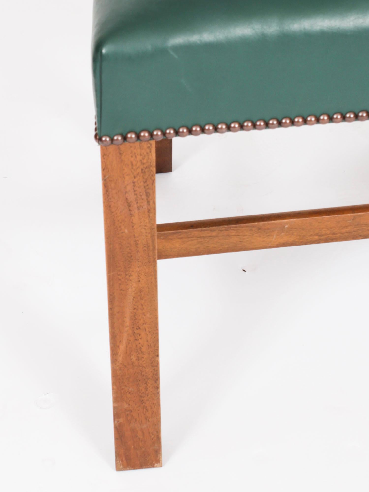 Ensemble vintage de 14 chaises de salle à manger Chippendale en acajou du milieu du 20ème siècle en vente 1