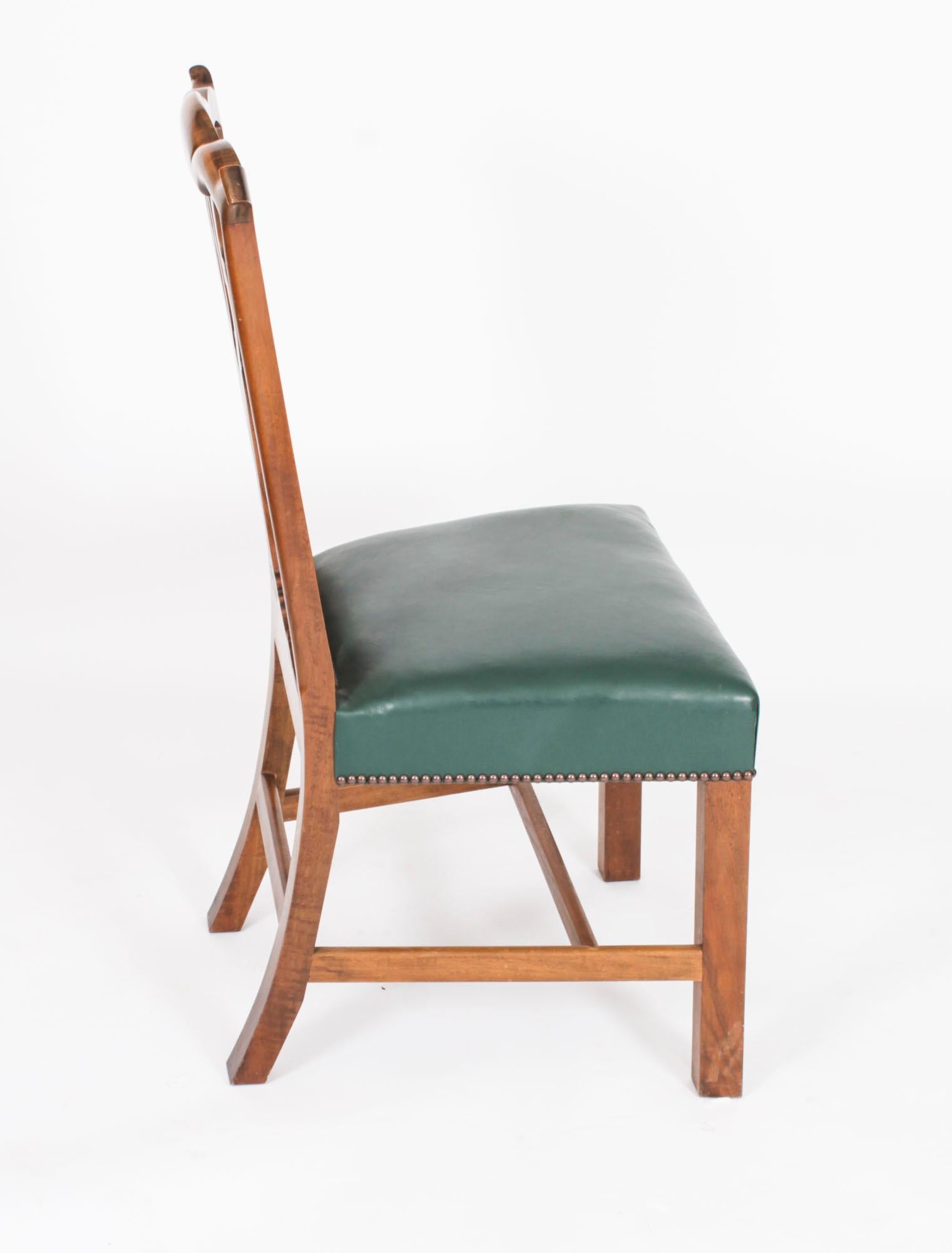 Ensemble vintage de 14 chaises de salle à manger Chippendale en acajou du milieu du 20ème siècle en vente 3
