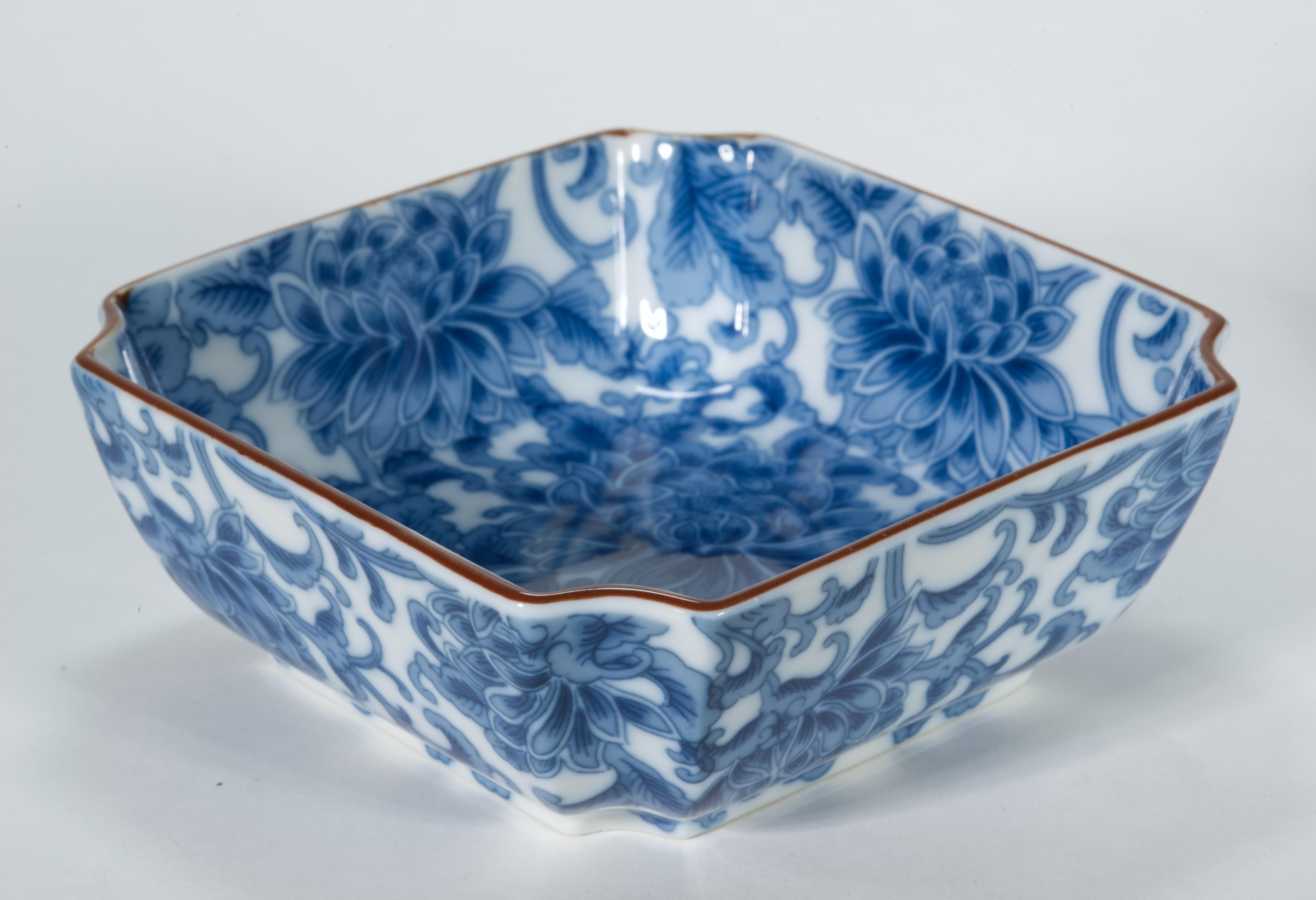 Vintage Satz von 2 japanischen Schalen Arita Sometsuke Blau Weiß Blumen Dekor (Japanisch) im Angebot