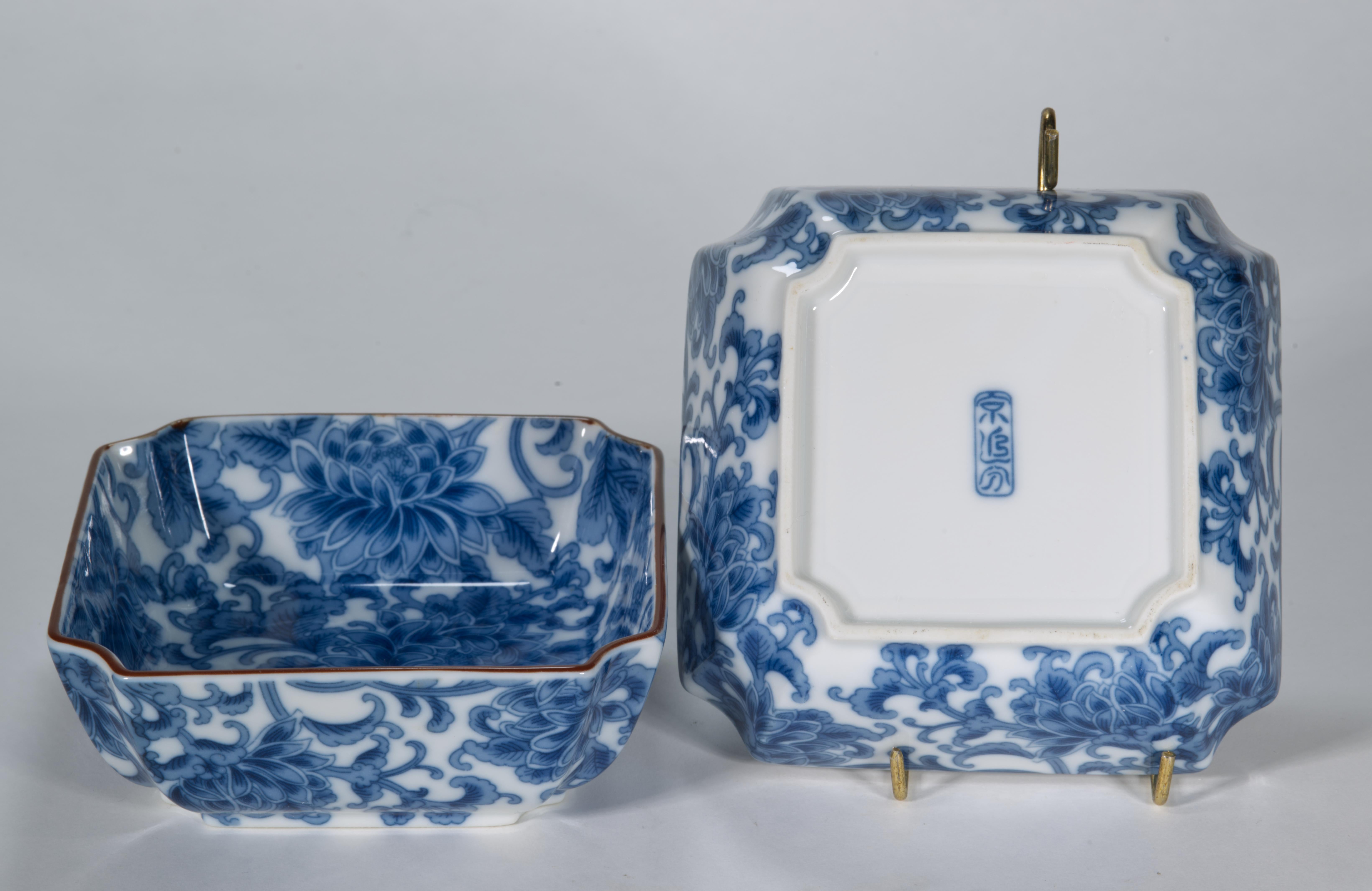 Vintage Satz von 2 japanischen Schalen Arita Sometsuke Blau Weiß Blumen Dekor (Glasiert) im Angebot