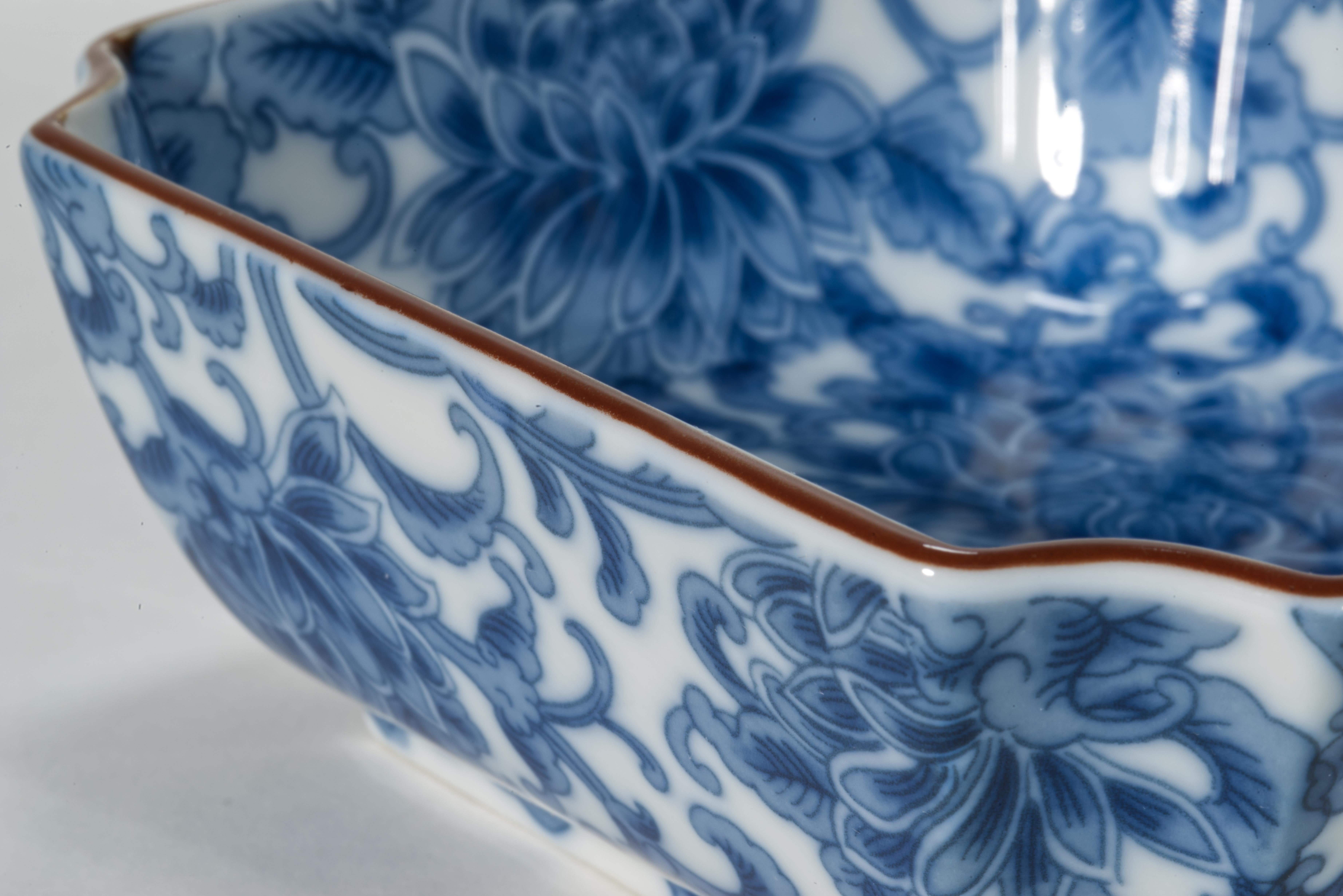 Vintage Satz von 2 japanischen Schalen Arita Sometsuke Blau Weiß Blumen Dekor im Zustand „Gut“ im Angebot in Clifton Springs, NY