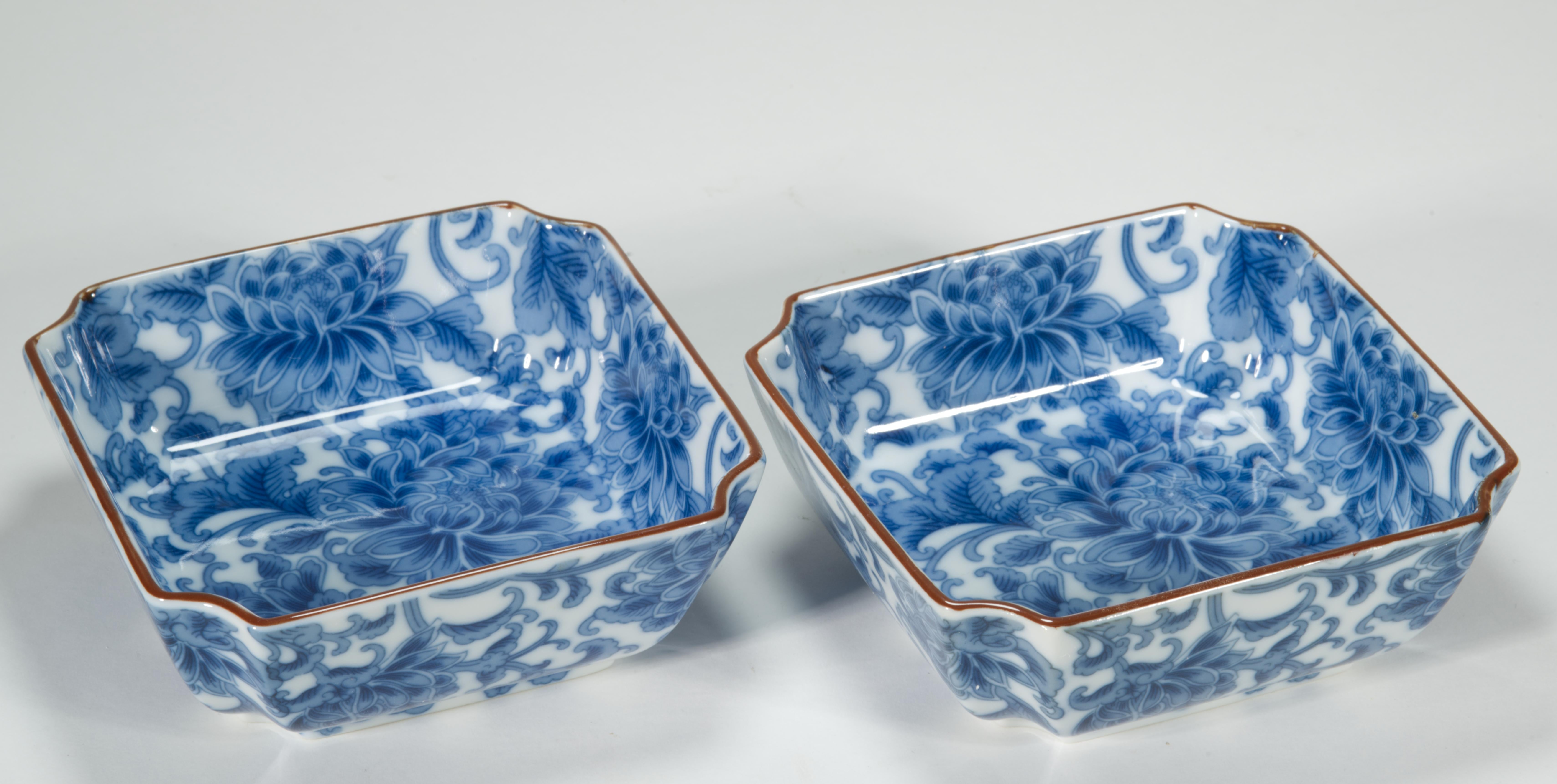 Vintage Satz von 2 japanischen Schalen Arita Sometsuke Blau Weiß Blumen Dekor (20. Jahrhundert) im Angebot