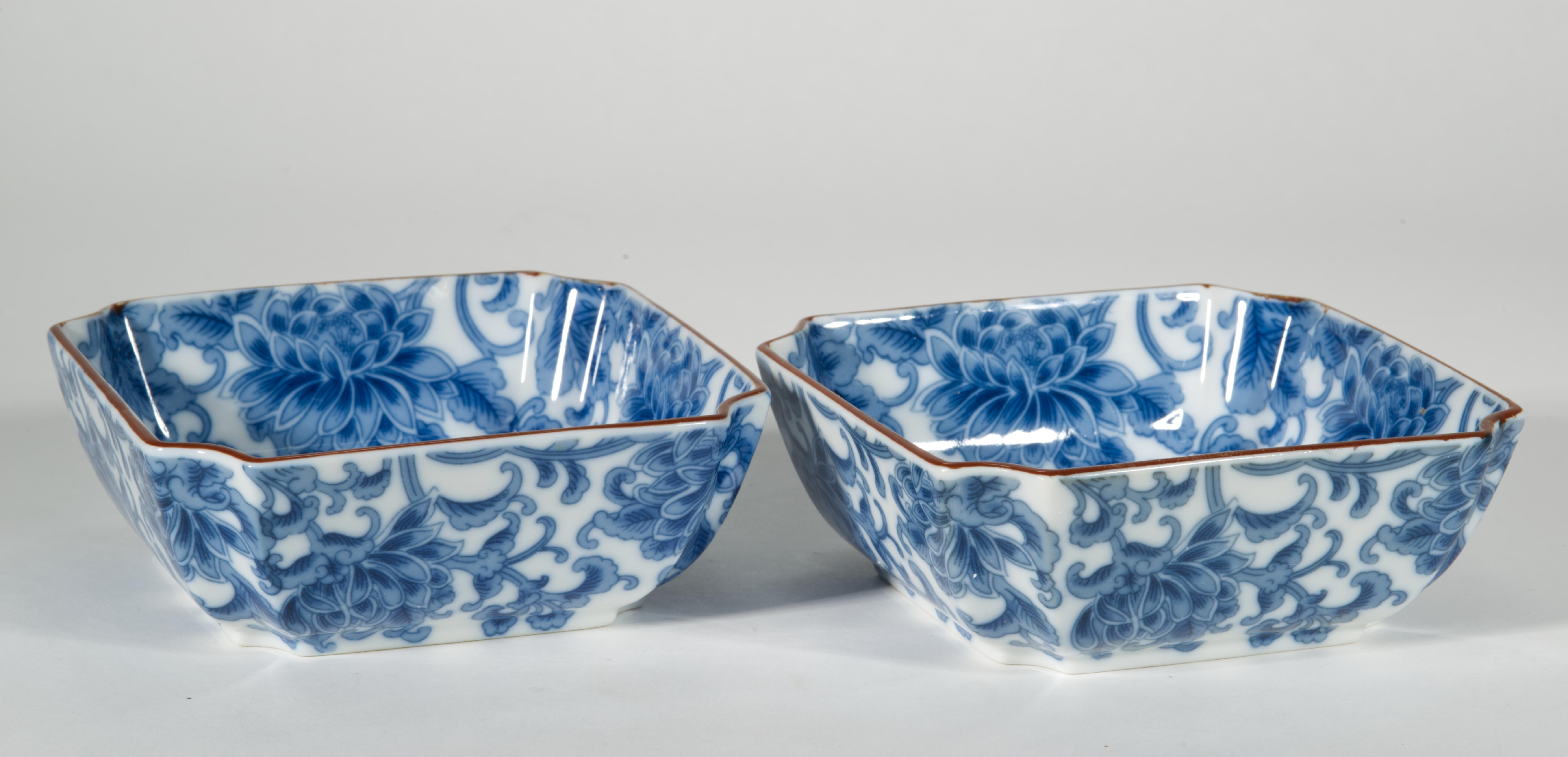 Vintage Satz von 2 japanischen Schalen Arita Sometsuke Blau Weiß Blumen Dekor (Keramik) im Angebot